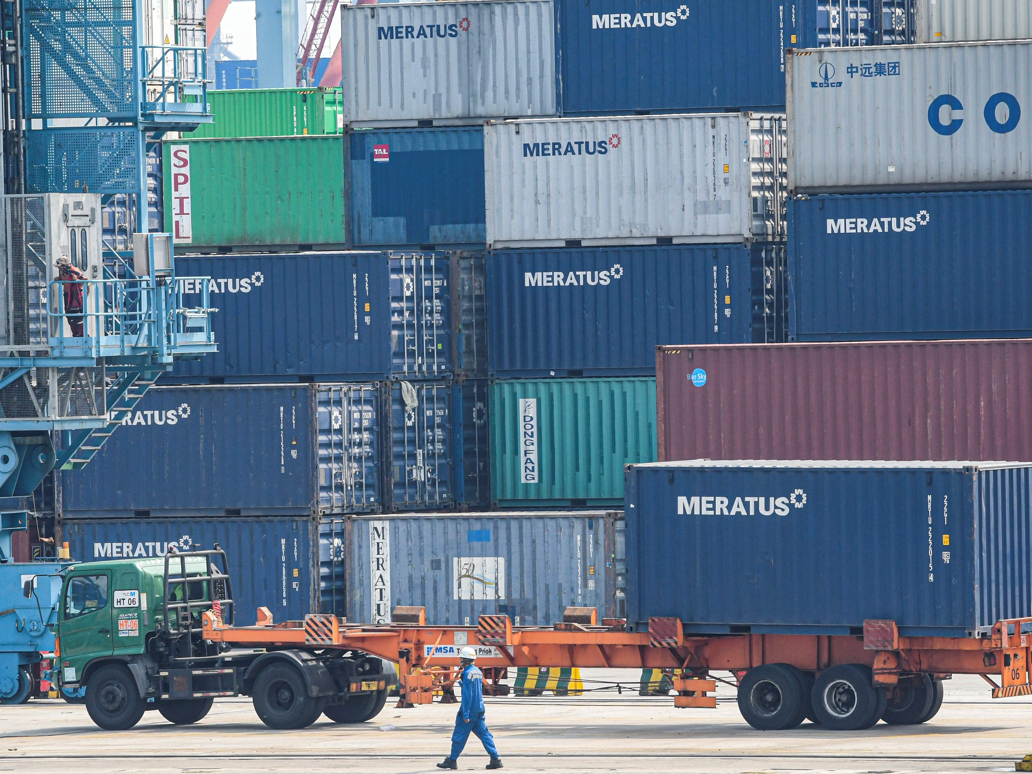 Pekerja melakukan aktivitas bongkar muat di Pelabuhan Bongkar Muat Tanjung Priok milik Pelindo II, Jakarta.
