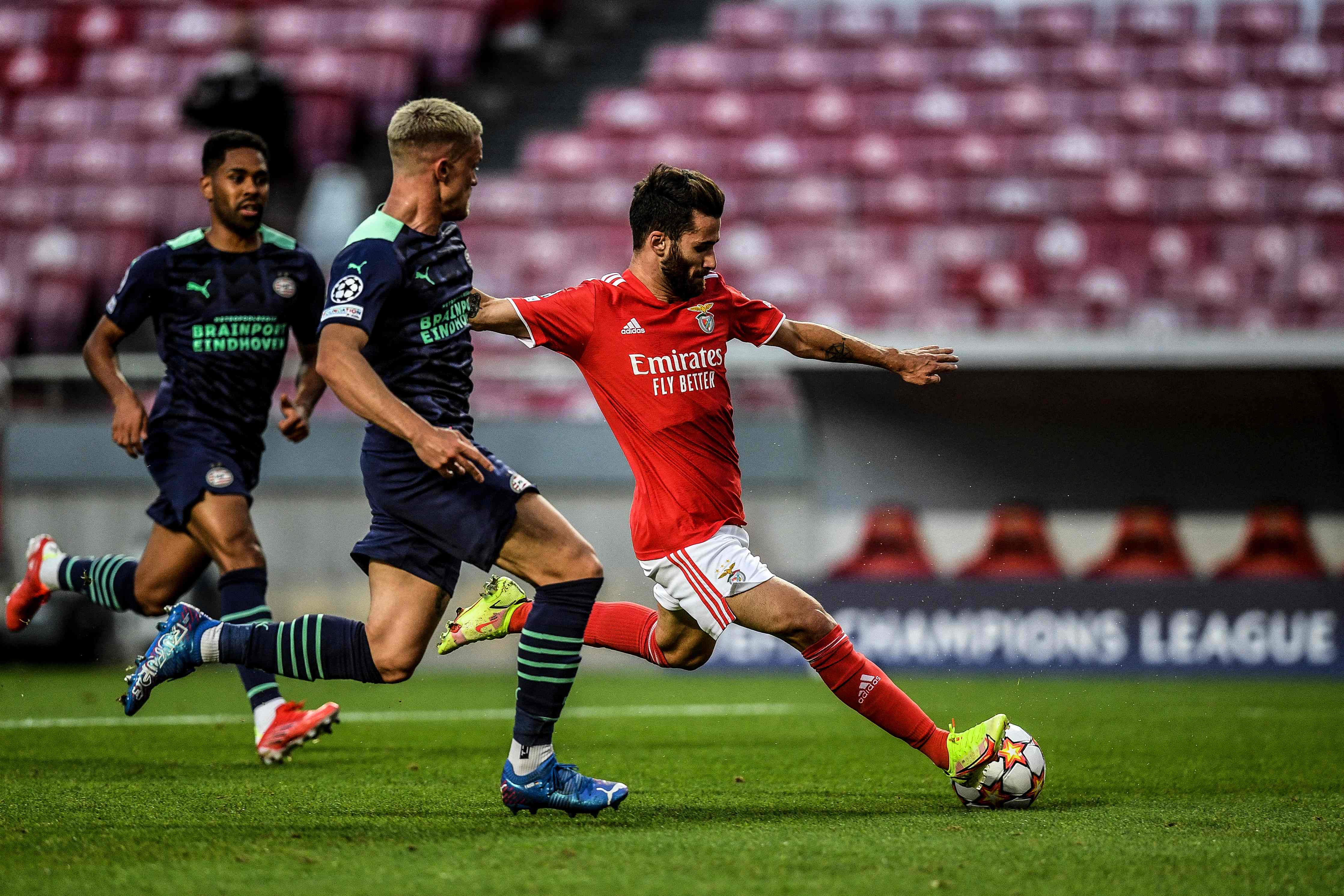 Laga leg pertama playoff Liga Champions antara Benfica dan PSV.