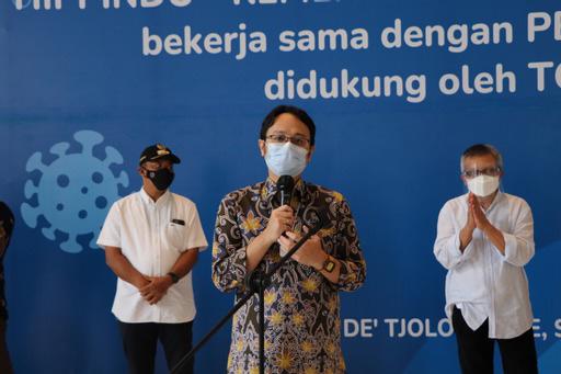 Wakil Menteri Perdagangan Jerry Sambuaga saat mengunjungi kegiatan vaksinasi Covid-19 bagi pelaku UMKM dan pedagang di Surakarta, Jateng.