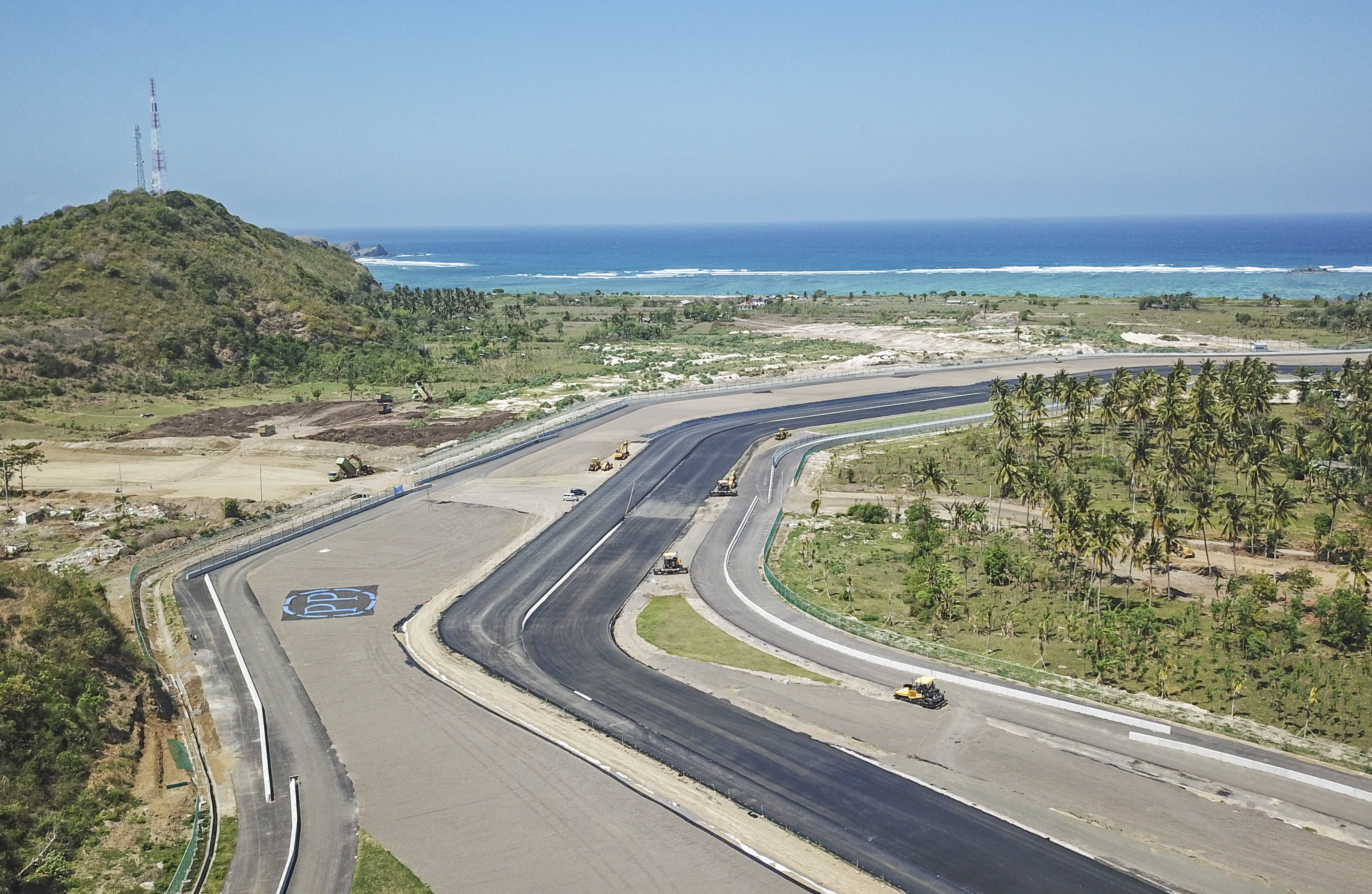 Foto udara tikungan di Sirkuit Mandalika yang berlokasi di wilayah Lombok Tengah, NTB.