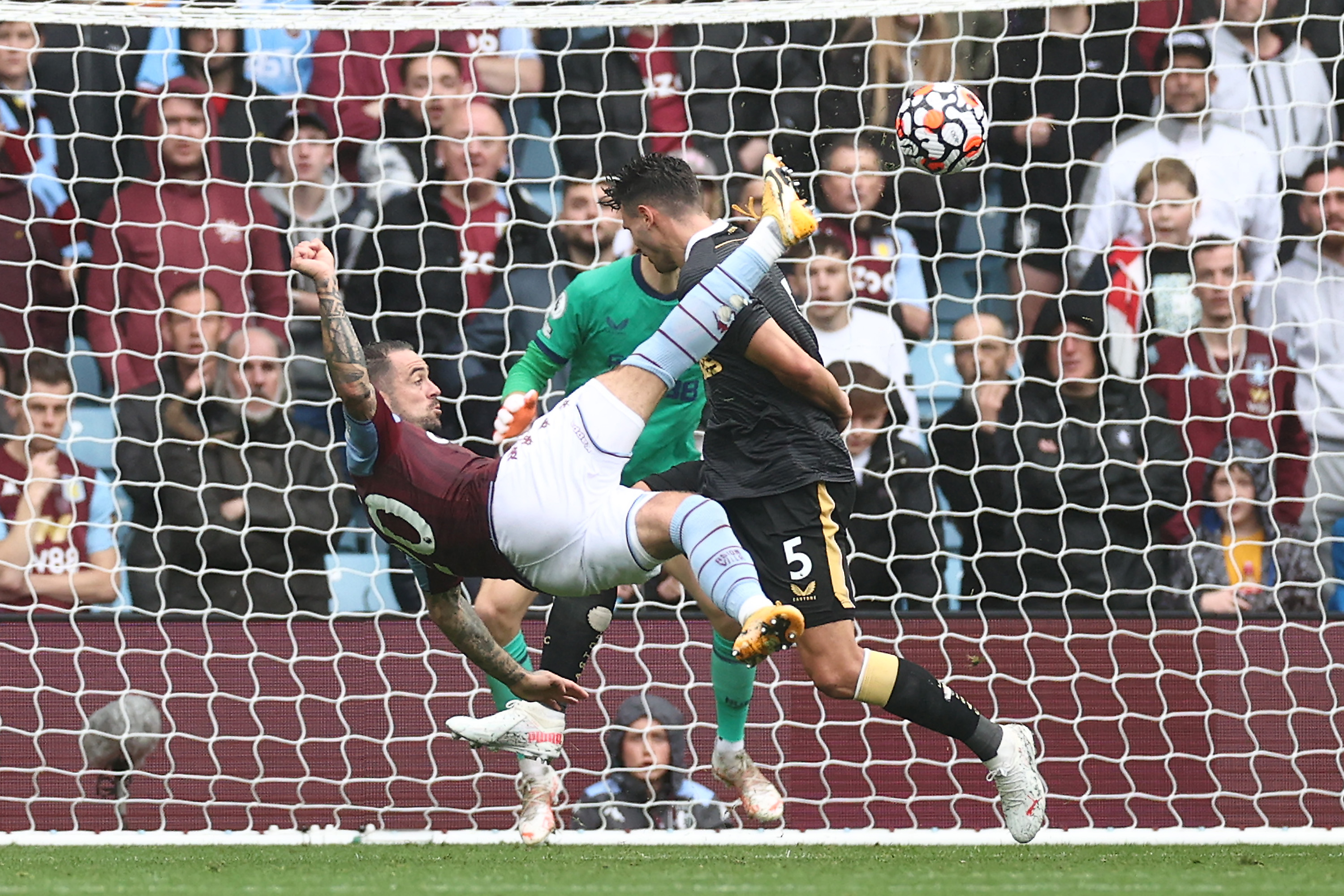 Danny Ings mencetak gol salto ke gawang Newcastle