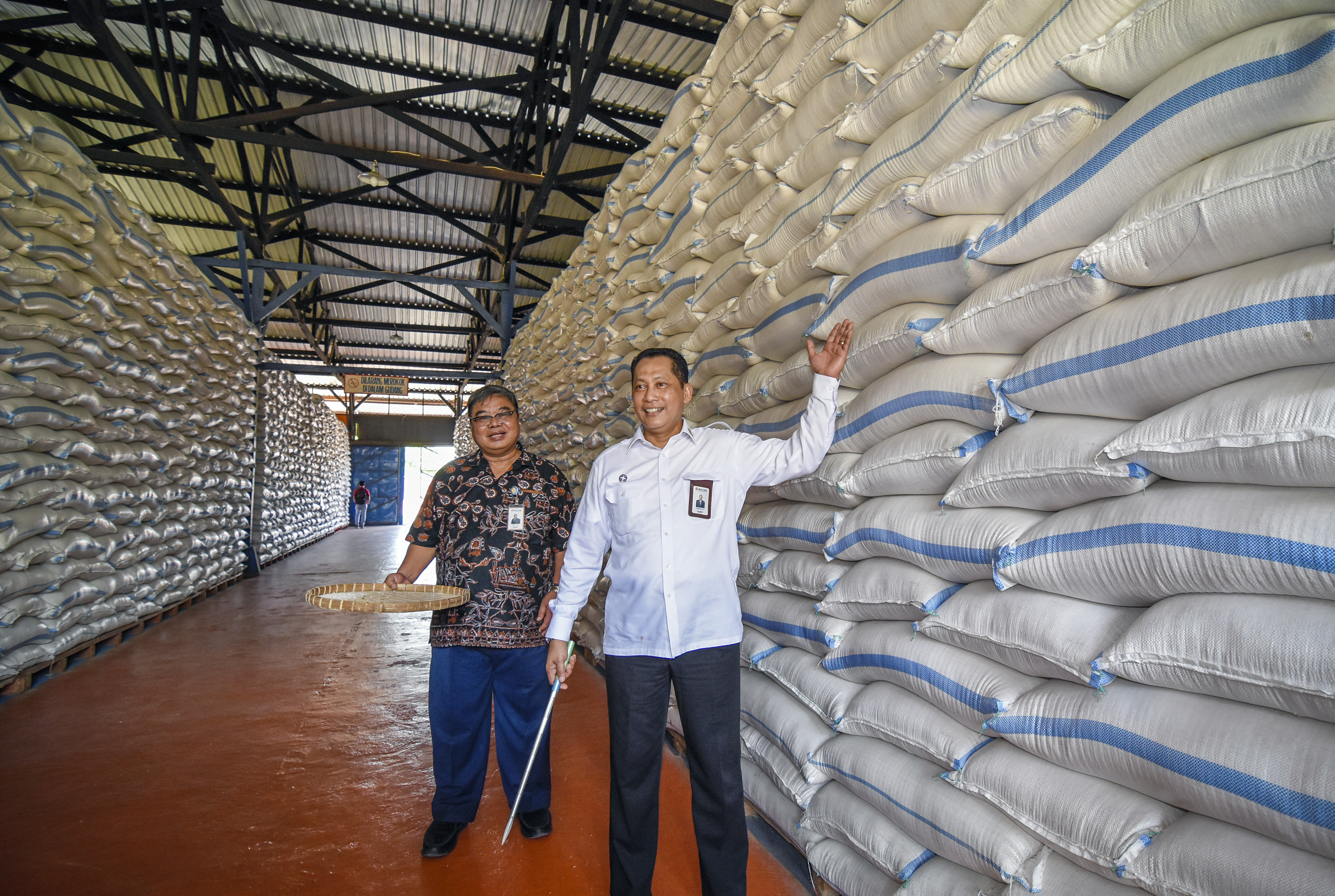 Dirut Bulog Budi Waseso meninjau pasokan beras di gudang Bulog Cakranegara II di Sweta, Mataram, NTB.