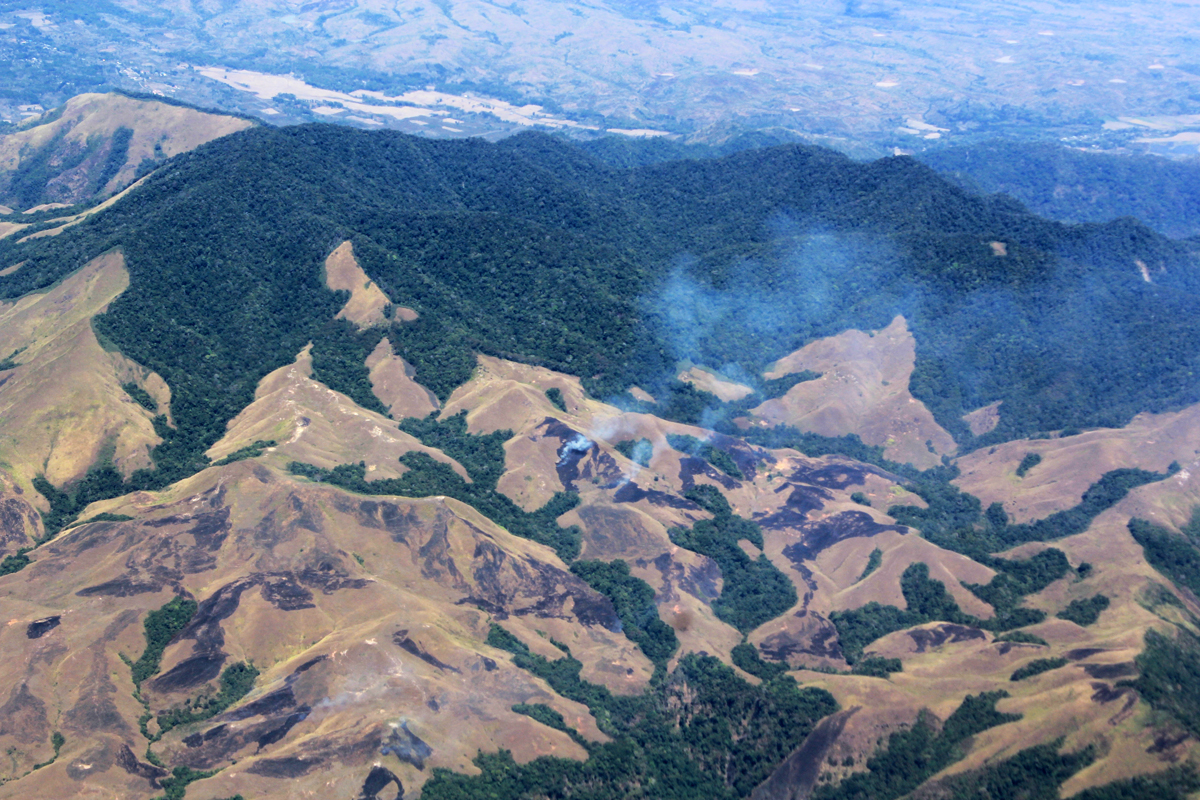 Kebakaran lahan terlihat dari pesawat di wilayah Kabupaten Ngada, Flores, NTT.