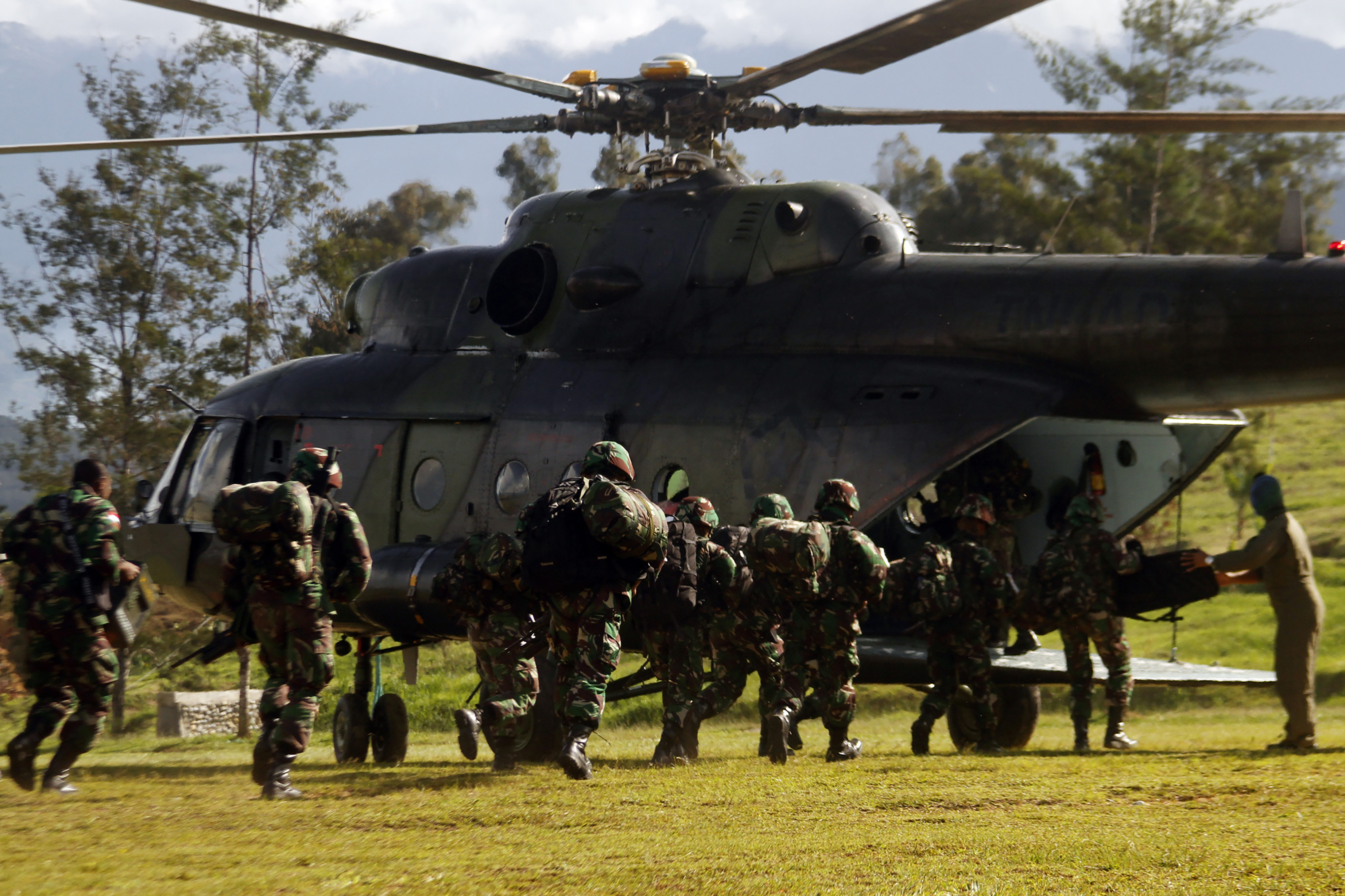 Prajurit TNI bersiap menaiki helikopter menuju Nduga di Wamena, Papua.