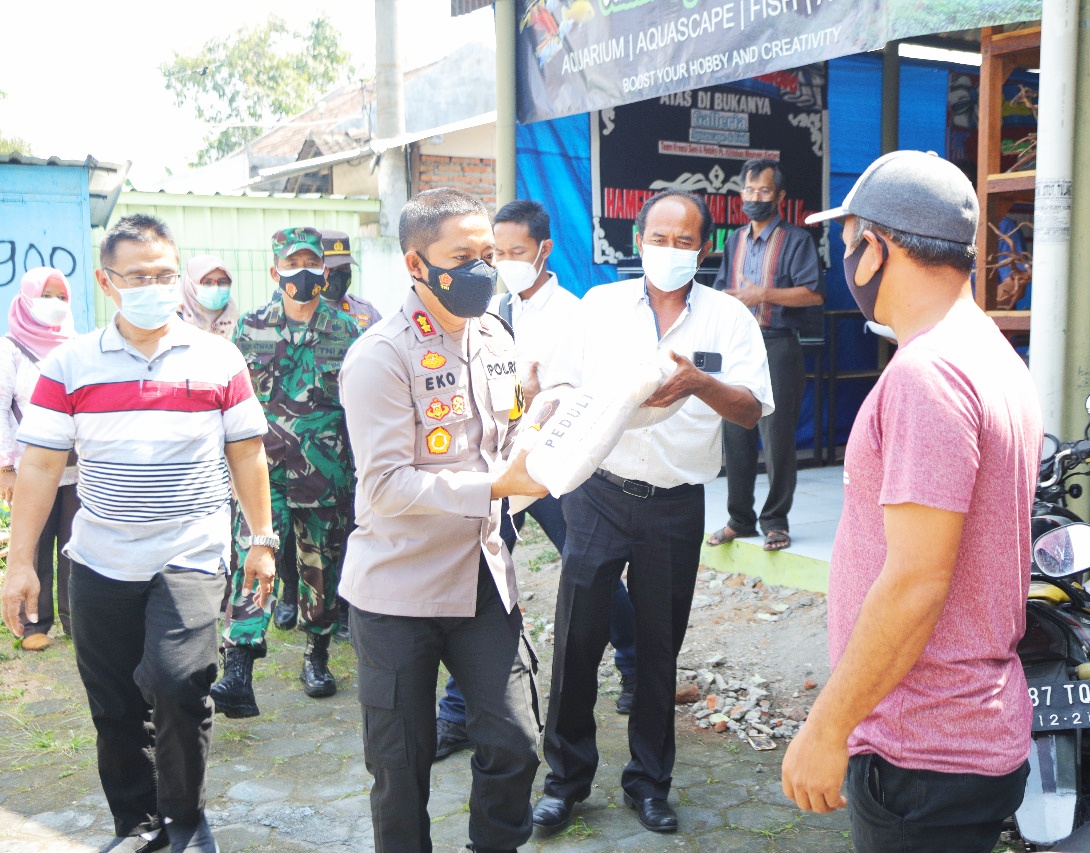 Kapolres Klaten Eko Prasetyo menyerahkan bantuan paket beras kepada warga terdampak PPKM.