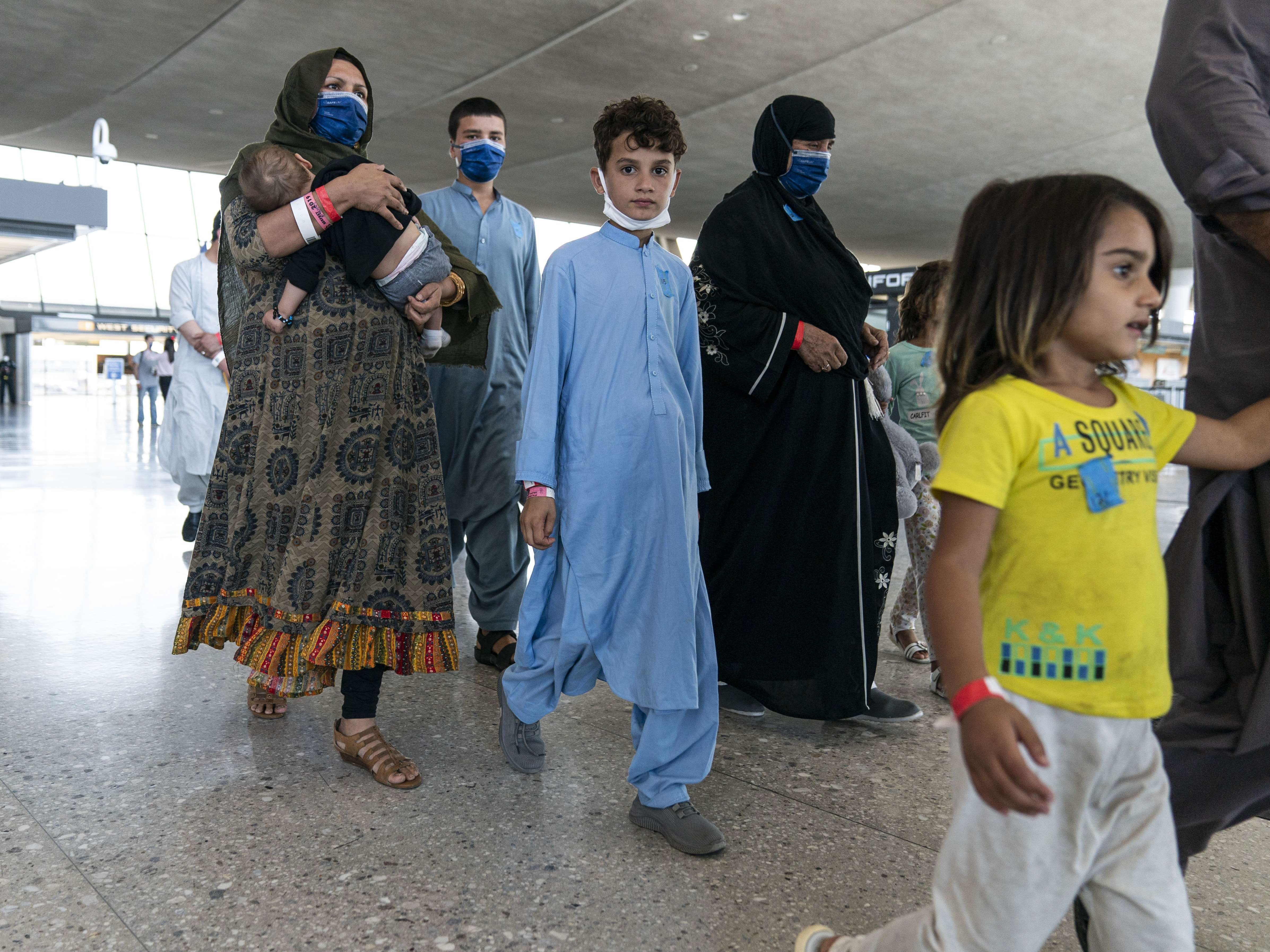 Keluarga Afghanistan di Bandara Internasional Dulles, Virginia, AS, Selasa (24/8). 