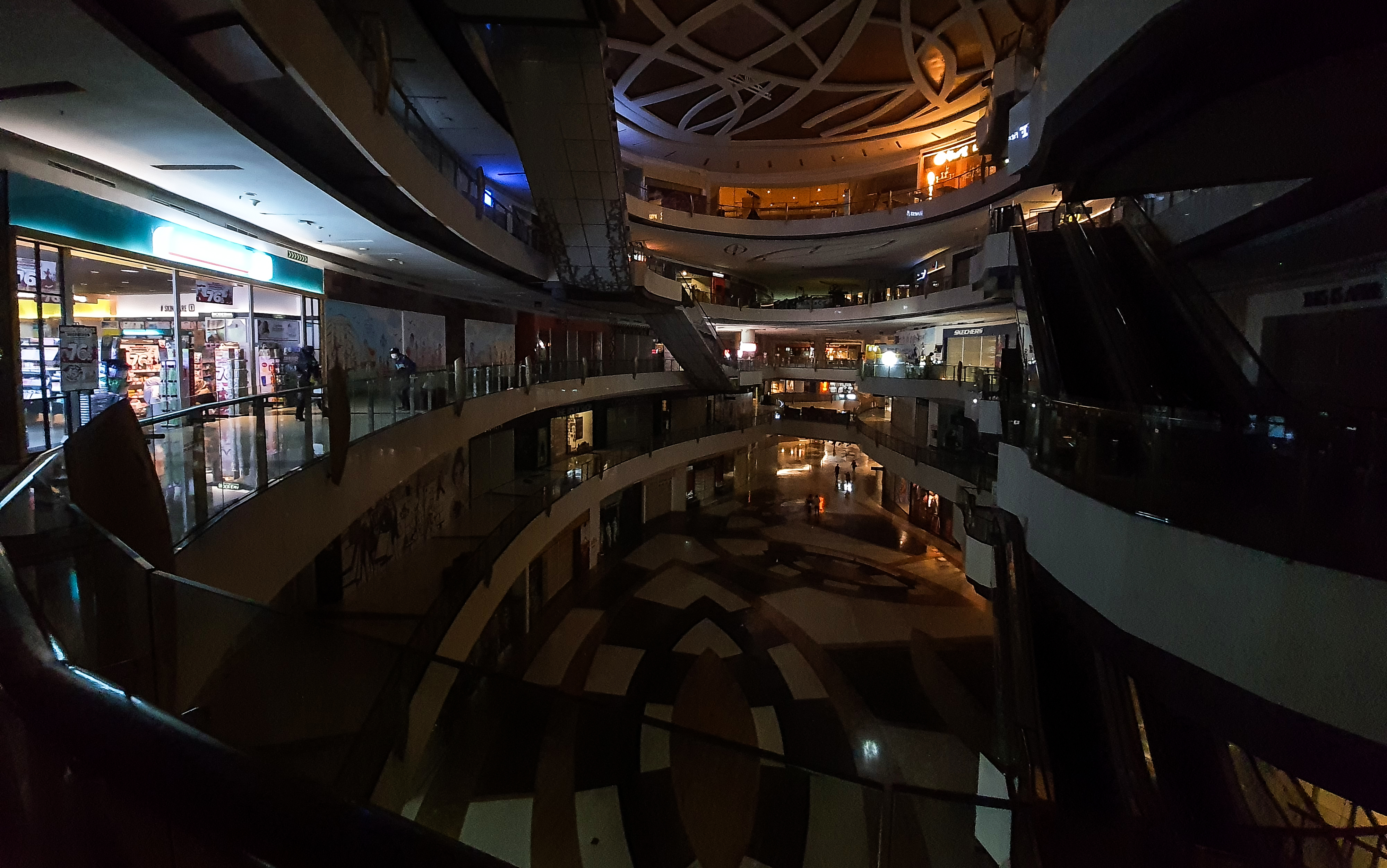  Suasana salah satu pusat perbelanjaan di Jakarta