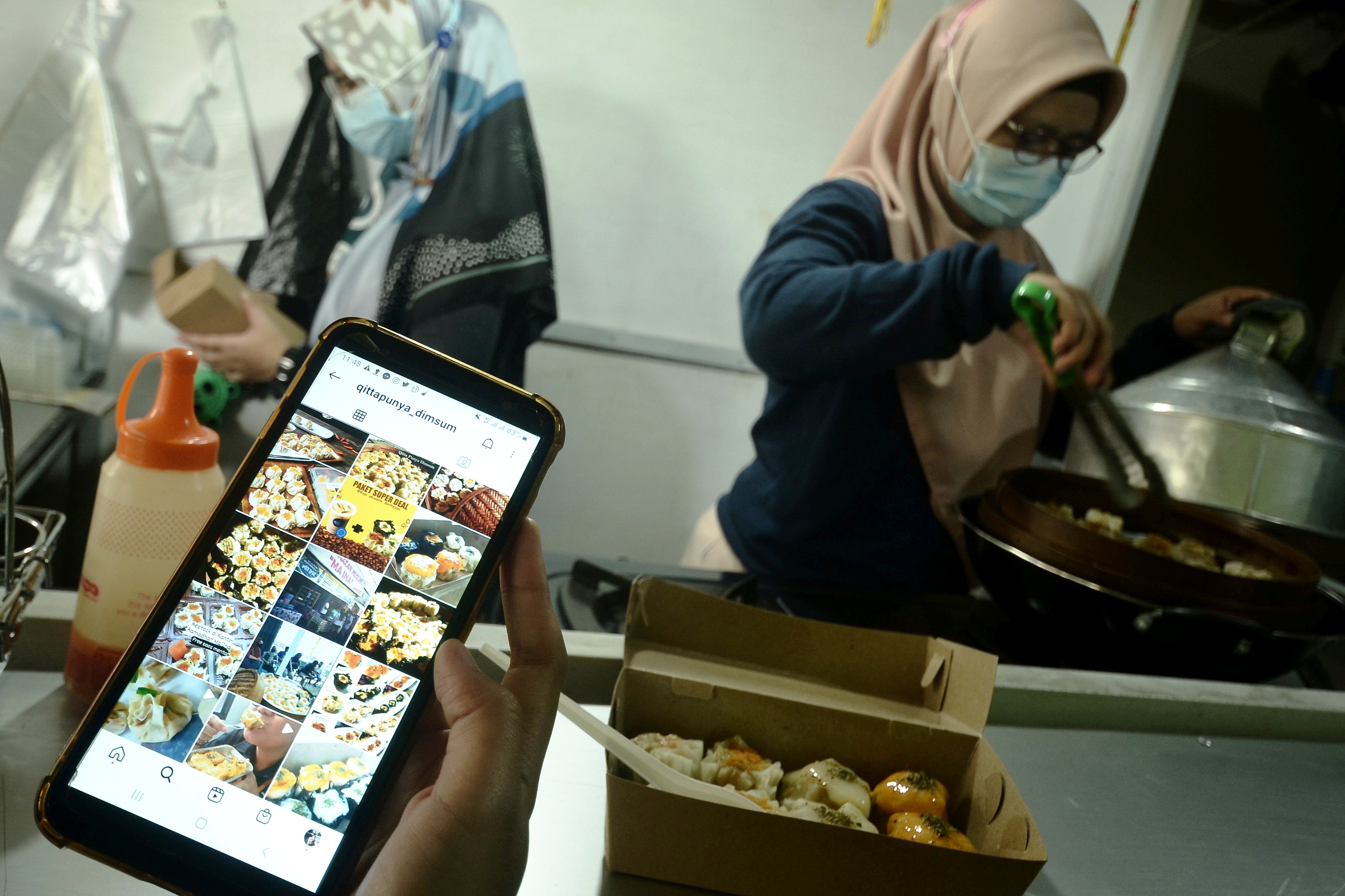 Ilustrasi menjual produk secara online.