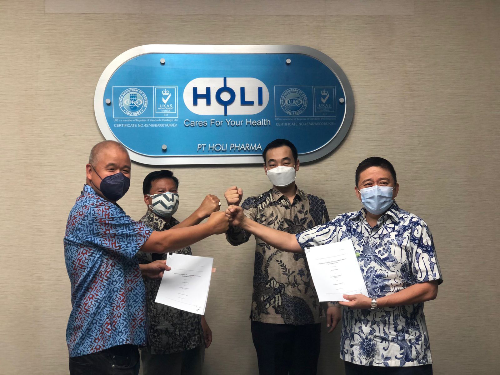 Erik Darius Mardiwidyo dan Bedjo Stefanus sebagai pihak penjual bersama Yenfrino Gunadi dan Lee Yan Gwan mewakili pembeli.  