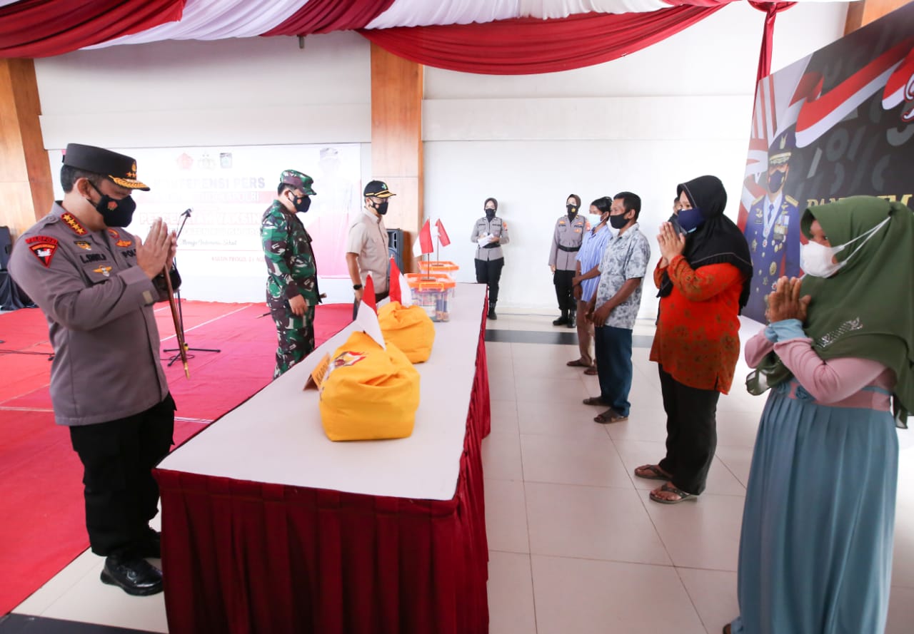 Kapolri Jenderal Listyo Sigit Prabowo saat meninjau vaksinasi dan memberikan bansos di Yogyakarta