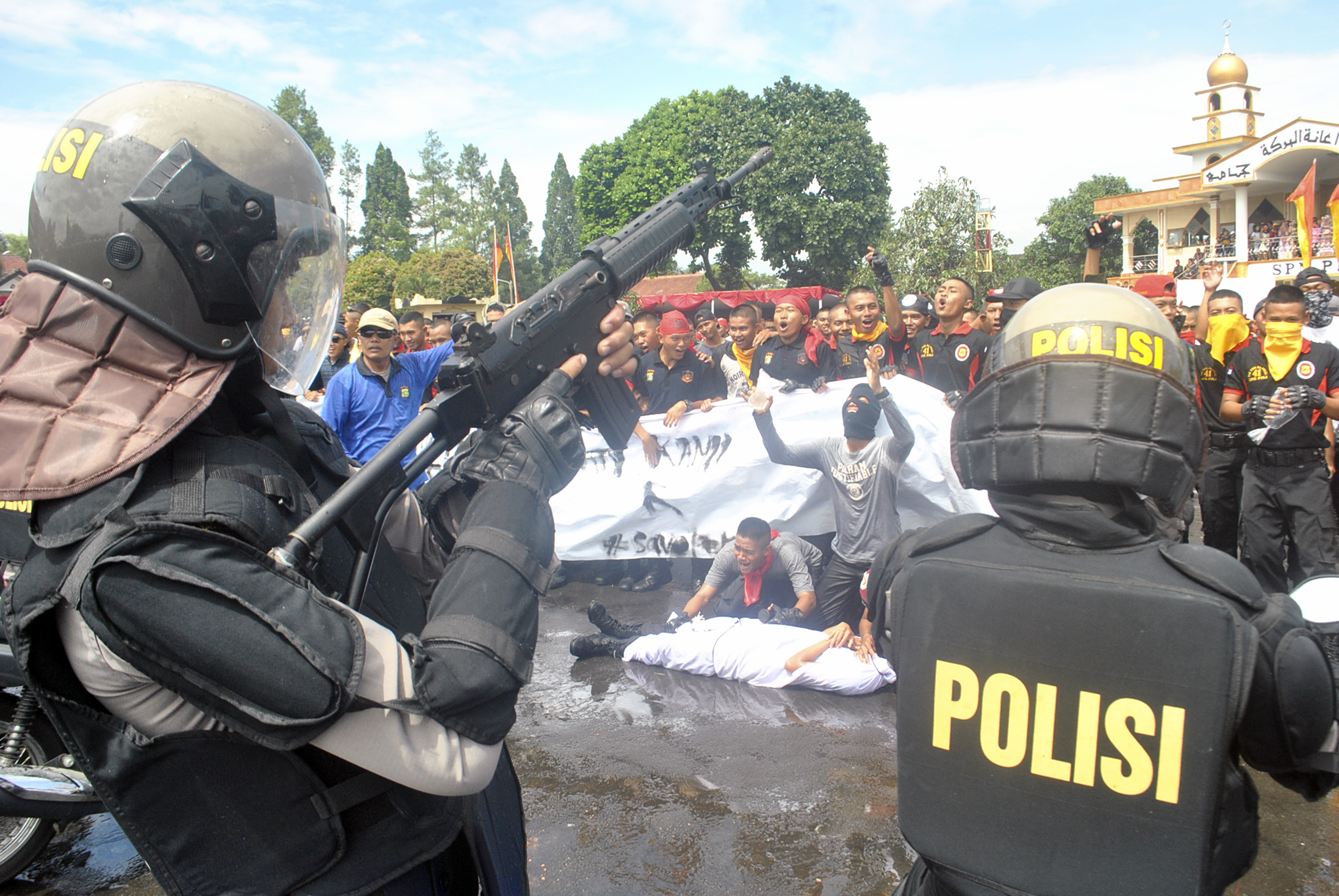 Sejumlah anggota Polri tengah melakukan latihan penanganan unjuk rasa