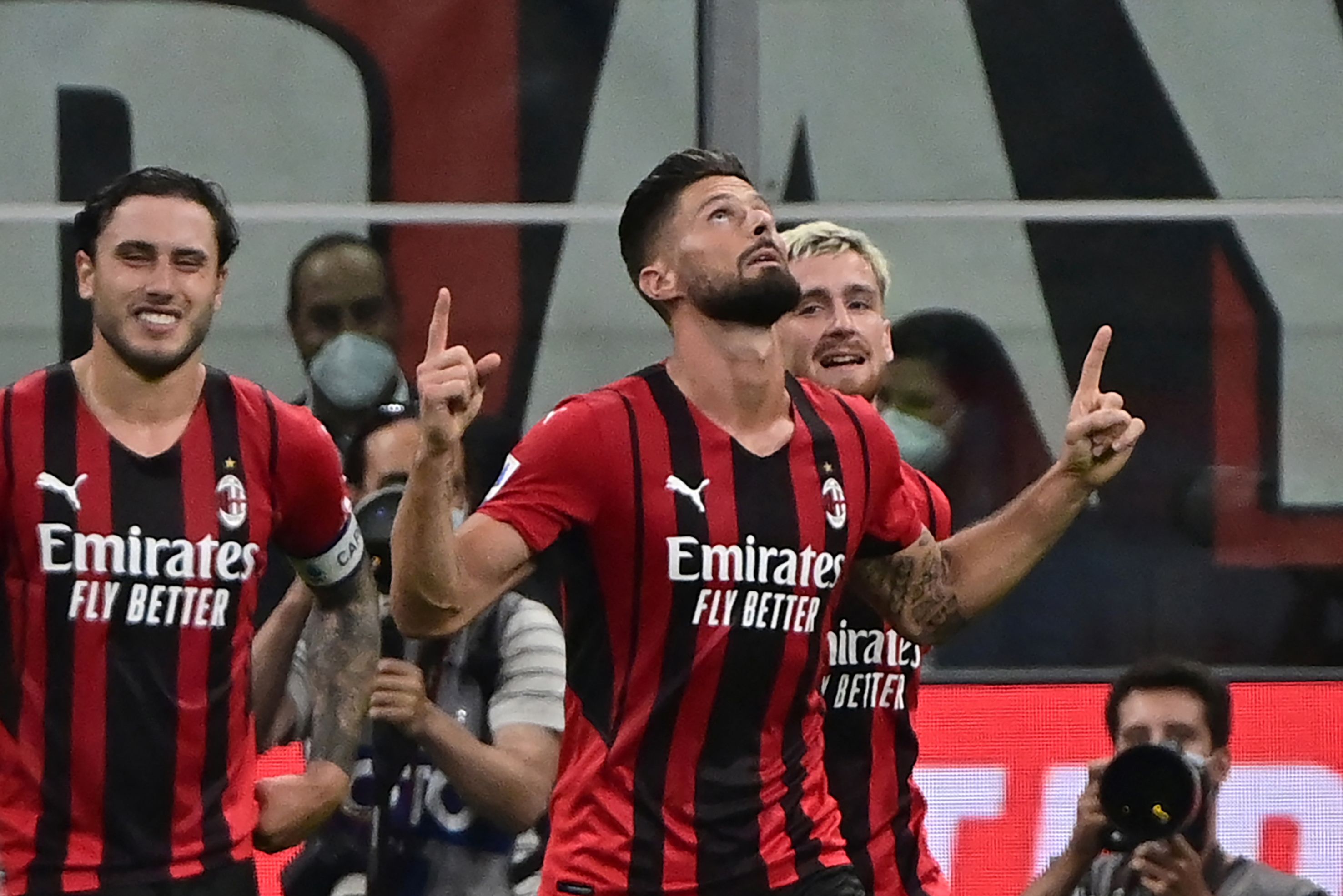 Penyerang AC Milan Olivier Giroud melakukan selebrasi usai mencetak gol ke gawang Cagliari di laga Serie A.