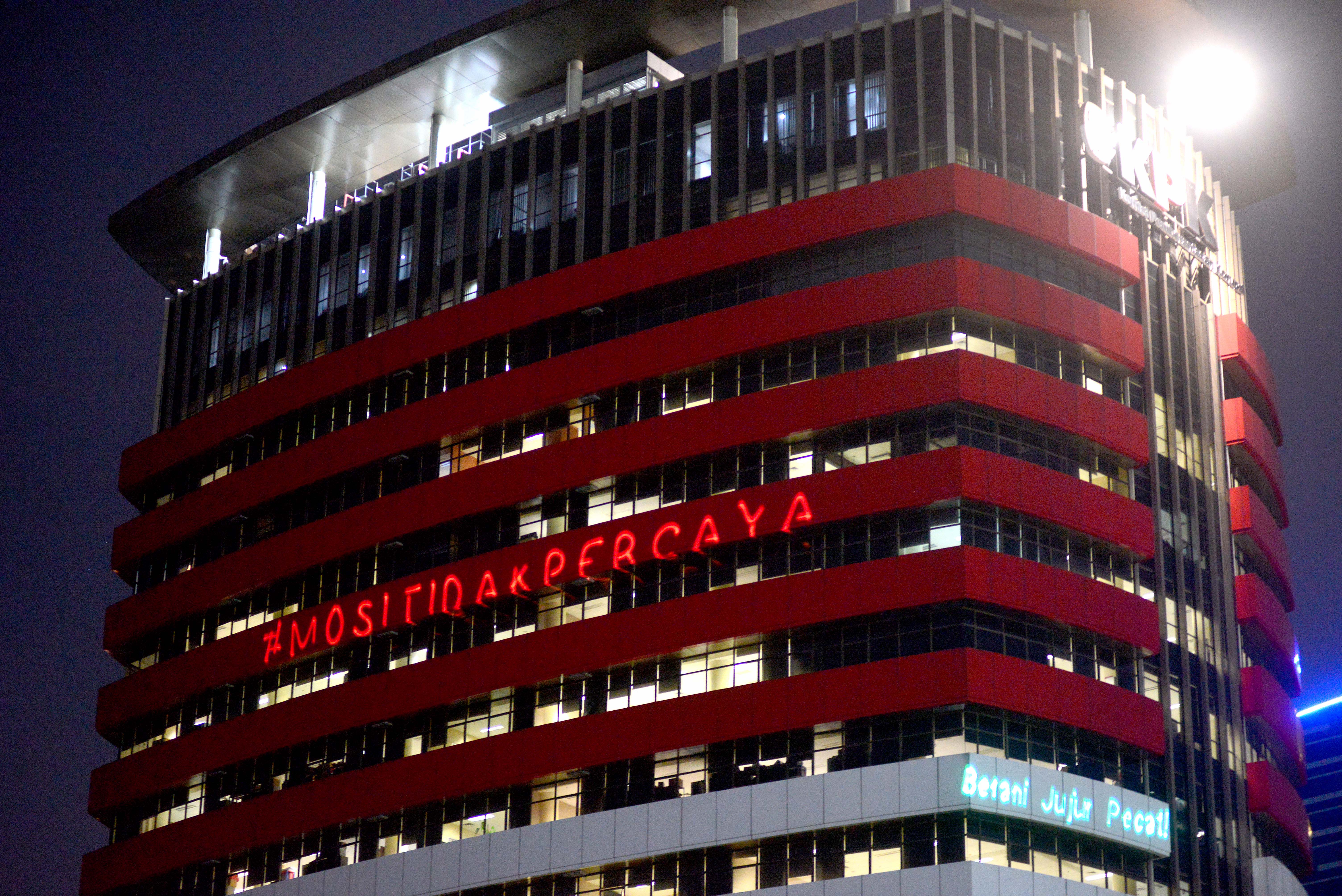 Aksi laser berisi seruan Save KPK di Gedung Merah Putih Komisi Pemberantasan Korupsi (KPK), Rasuna Said, Jakarta