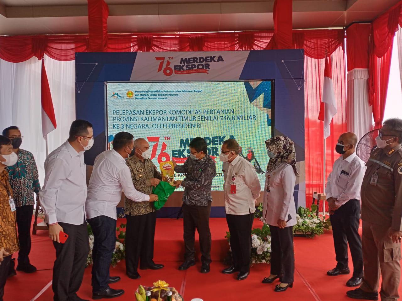 Serah terima plakat dari Direktur Apical Group kepada Gubernur Kaltim H. H. Isran Noor di kantor PT Kutai Refinery Nusantara di Balikpapan. 