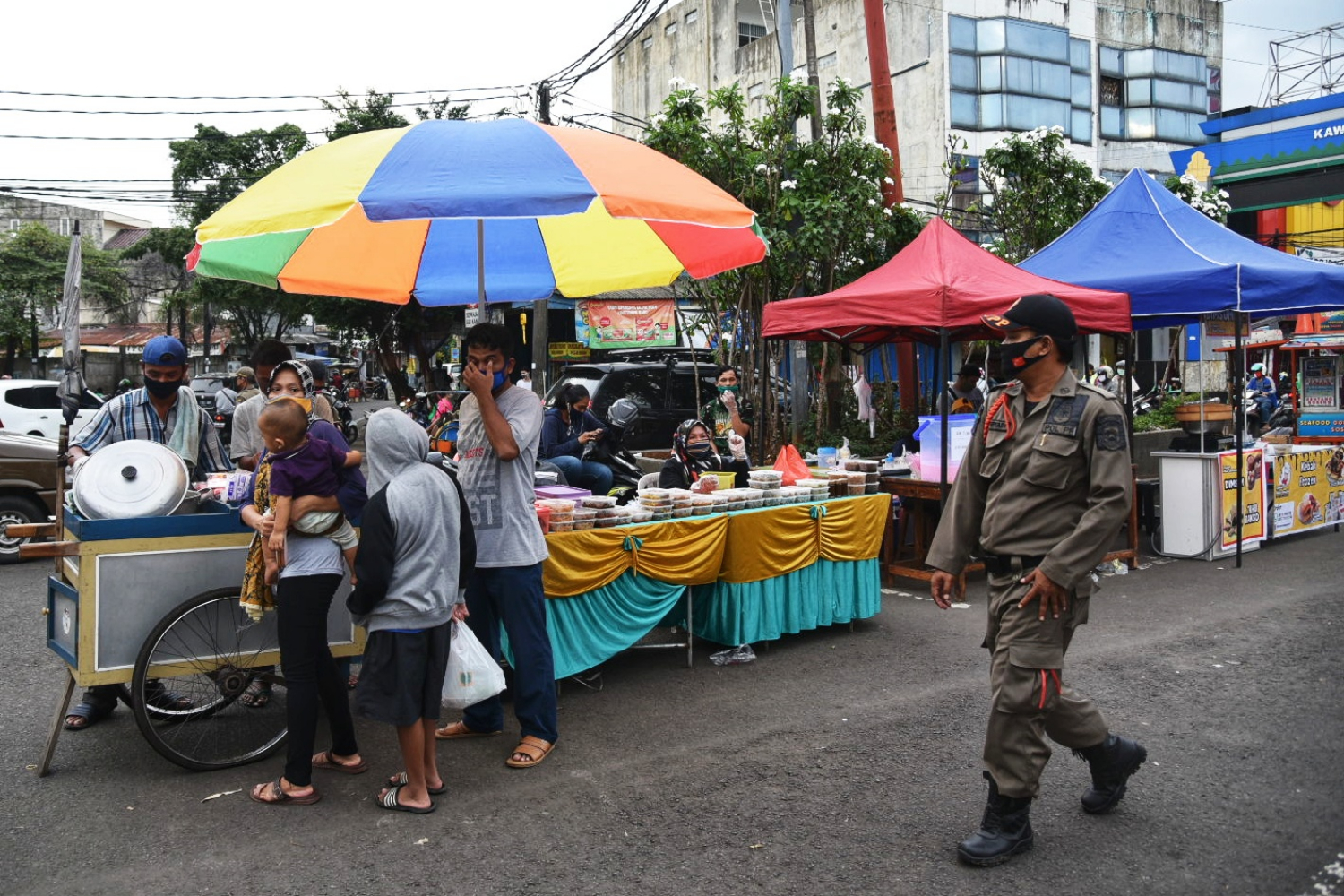 Ilustrasi: petugas Satpol PP tengah menertibkan pedagang kaki lima di badan jalan.