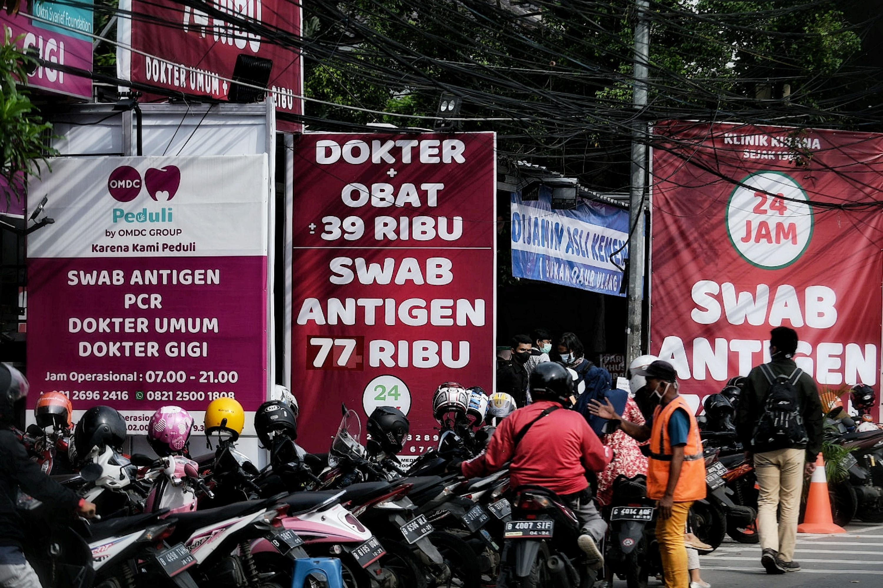 Sejumlah klinik di Jakarta menawarkan layanan tes PCR dan antigen