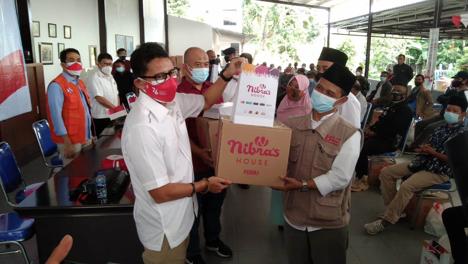 Menparekraf Sandiaga Uno menghadiri pembagian paket sembako dari merek fesyen muslim Nibras.   