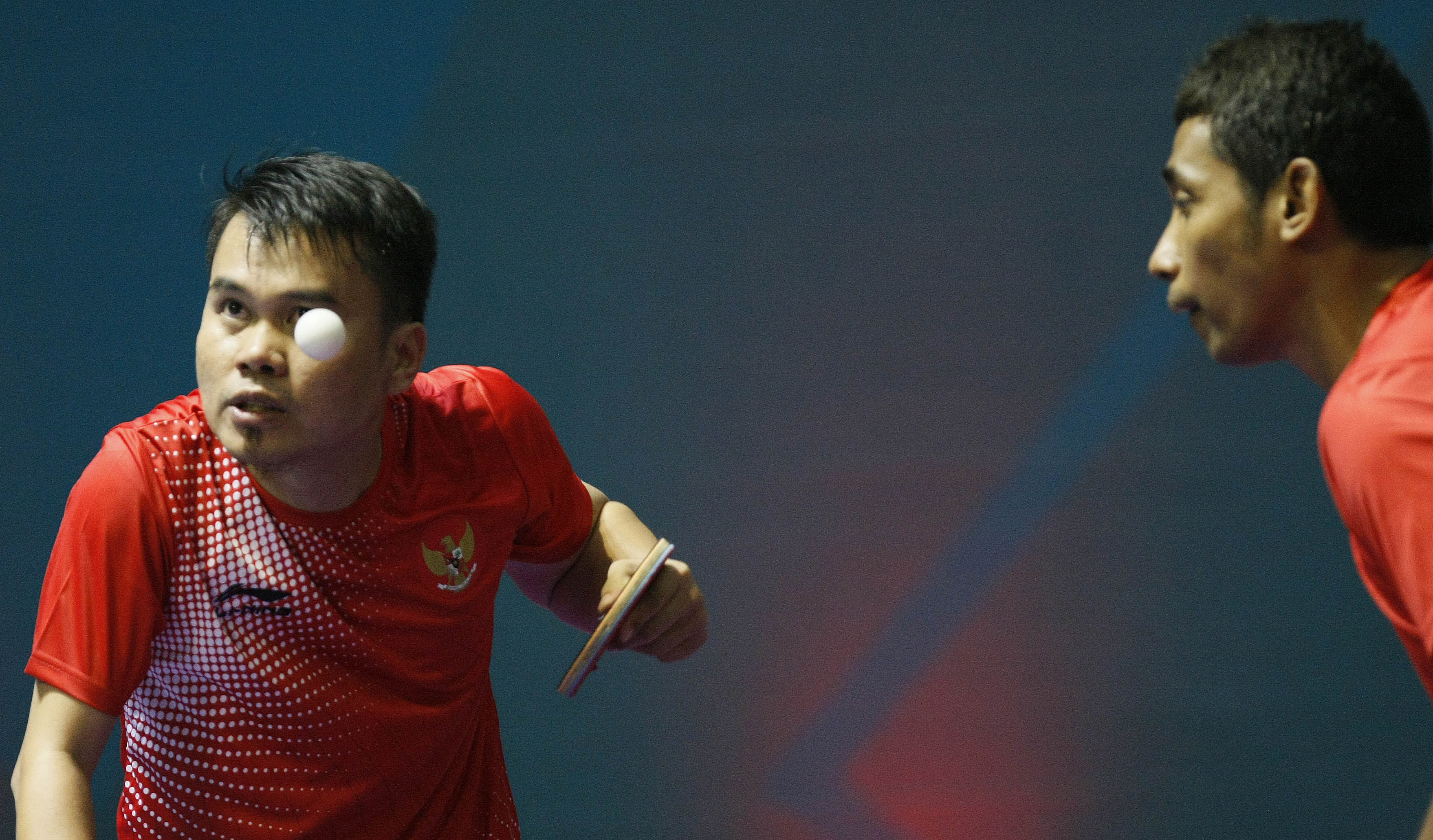 Atlet Paratenis meja Komet Akbar (kiri)