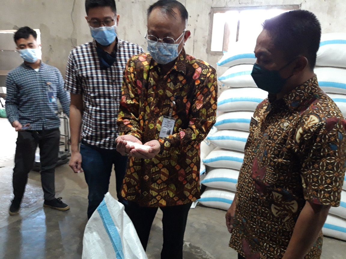 Pemimpin Wilayah Bulog Jatim Khozin (kedua dari kanan) menunjukkan beras di penggilingan padi milik Koperasi Mitra Usaha, Desa Sumberjaya.