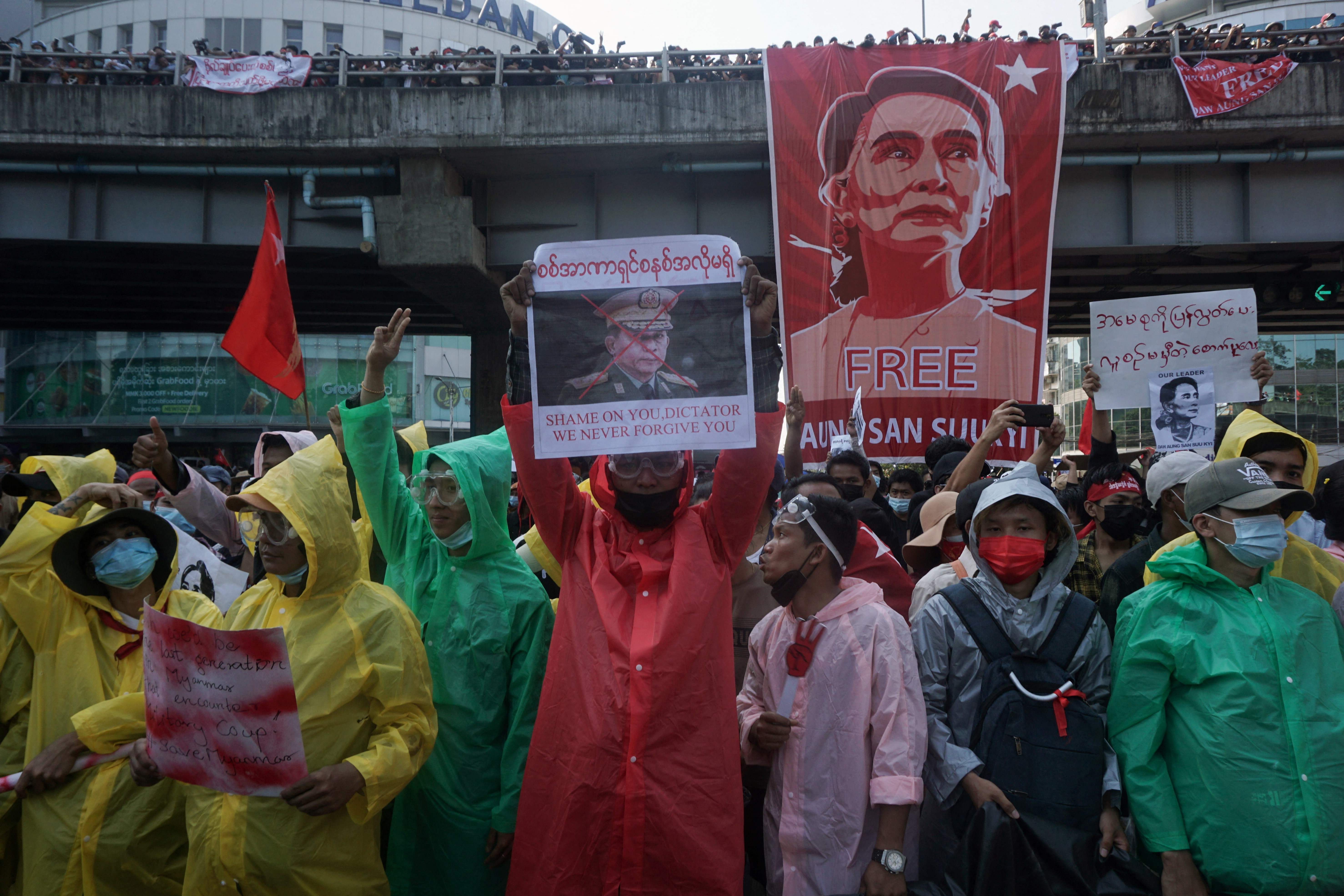 Para demonstran pendukung Aung San Suu Kyi melakukan unjuk rasa menentang kudeta militer di Yangon, Myanmar.