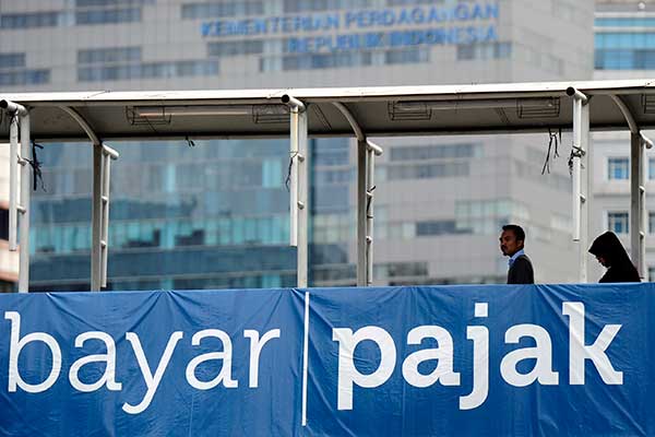 Spanduk yang mengajak masyarakat untuk membayar pajak