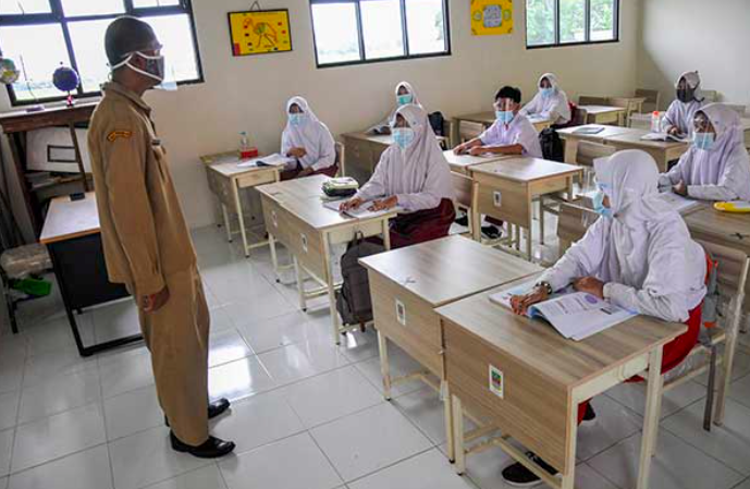 Murid mengikuti simulasi pembelajarantatap muka di SDN Karang Raharja 02, Cikarang, Kabupaten Bekasi, Jawa Barat, Selasa (15/12).