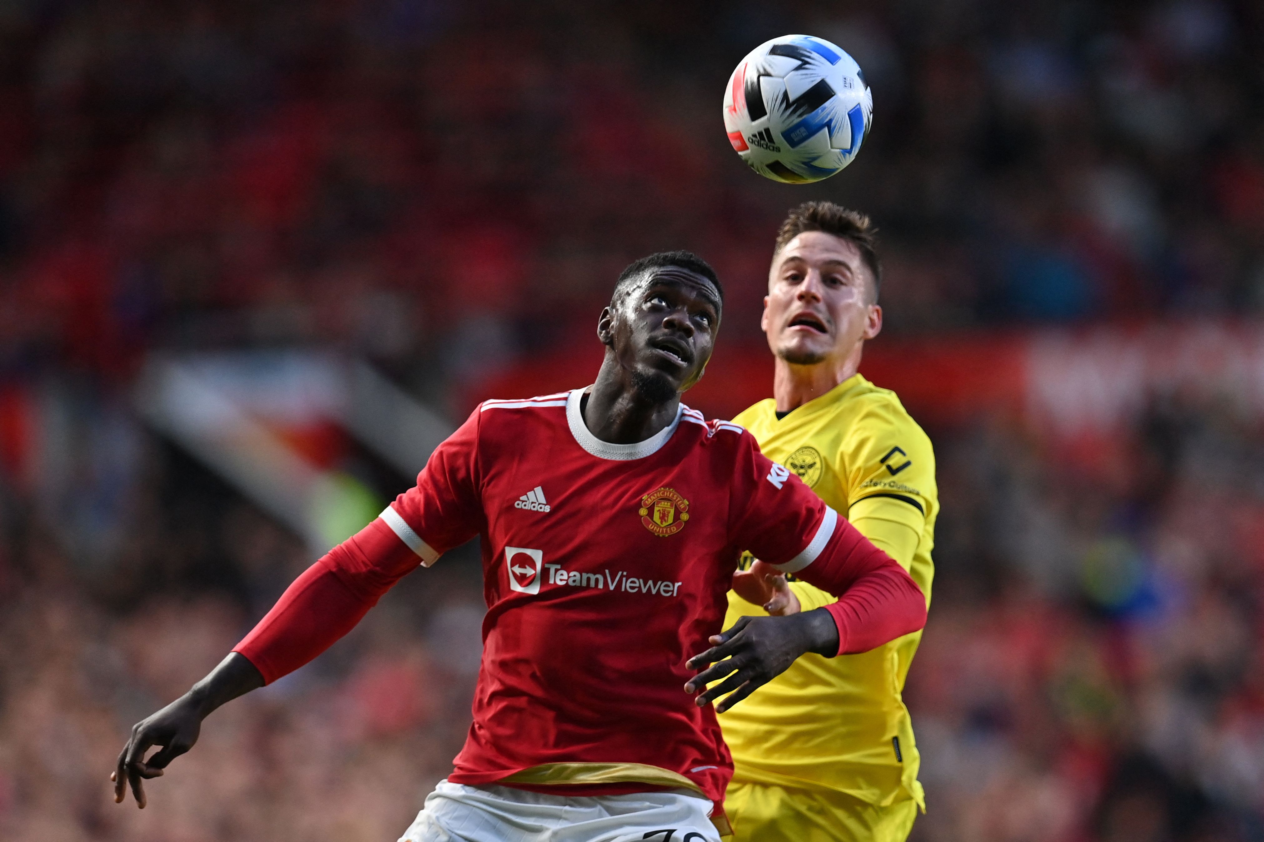 Axel Tuanzebe saat membela MU