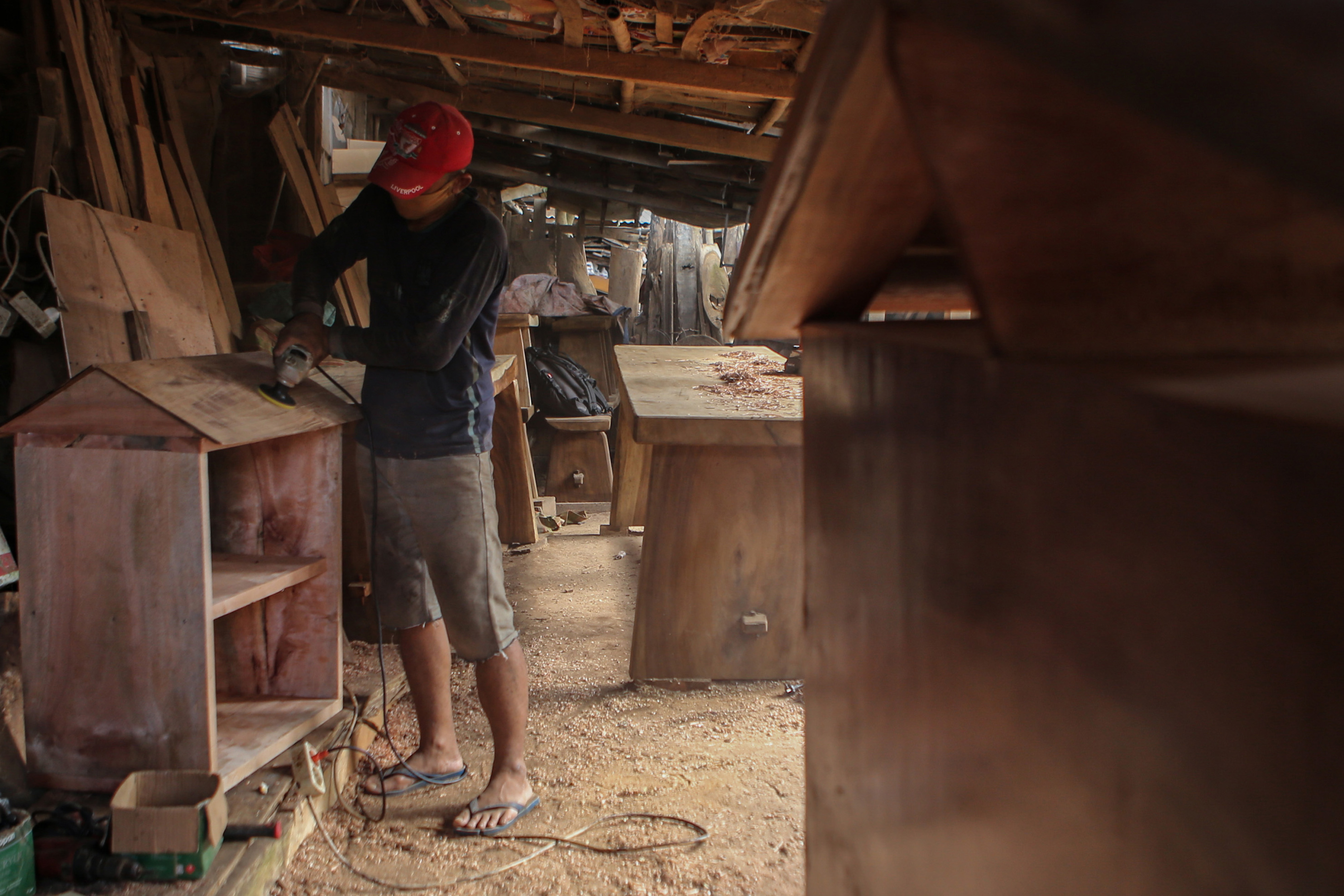 Ilustrasi perjain furnitur membuat lemari dar kayu bekas