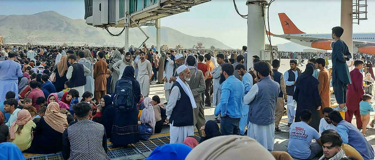 Warga Afghanistan yang panik menyerbu bandara Kabul setelah ibu kota itu direbut Taliban.