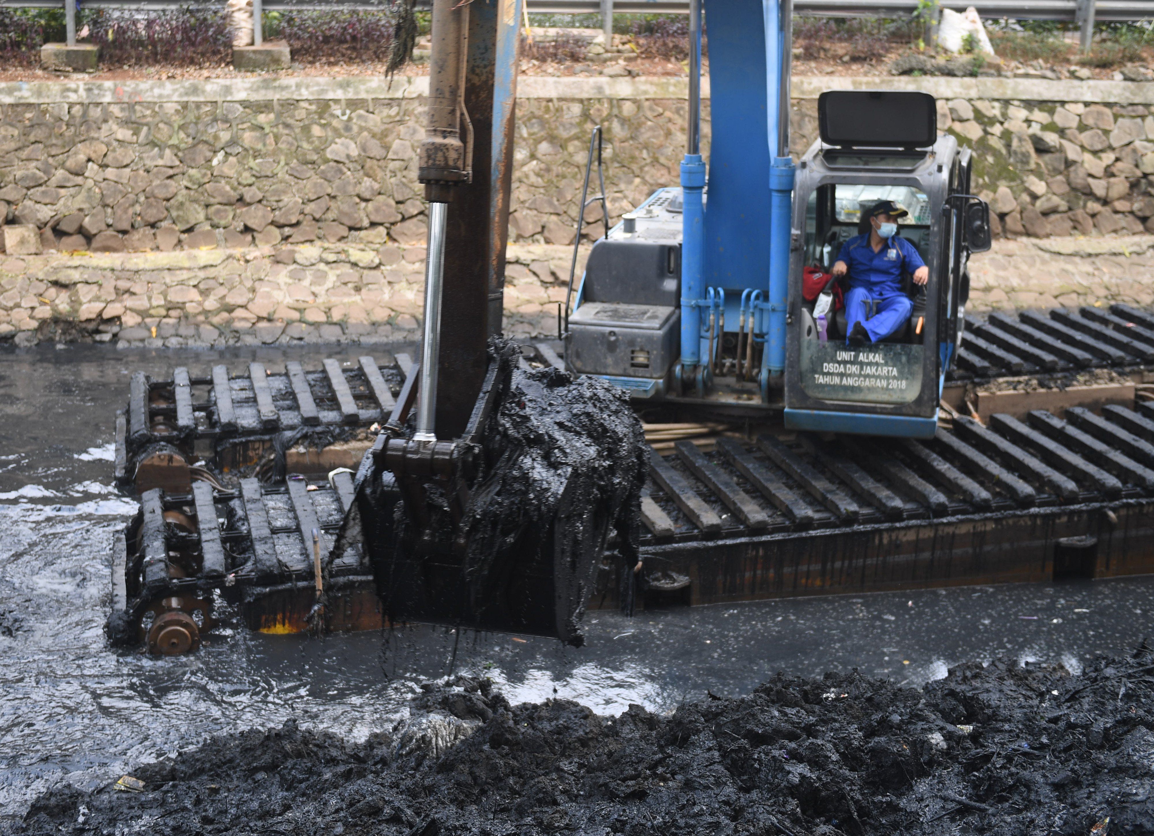  Petugas dengan menggunakan alat berat mengeruk endapan di Kali Cideng, Jakarta, sebagai upaya antisipasi banjir