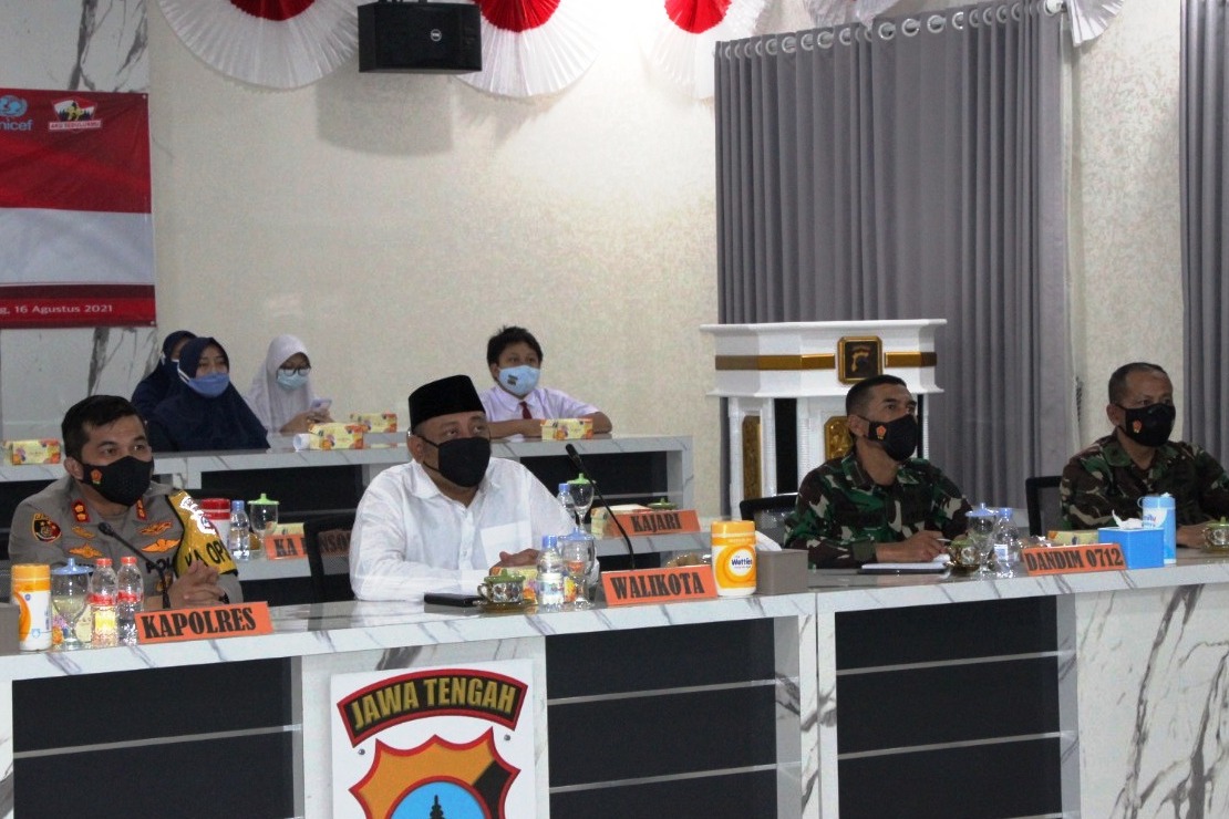 Kapolres Tegal Kota AKBP Rahmad Hidayat  bersama Wali Kota Tegal, H. Dedy Yon Supriyono (kemeja putih berpici) saat peluncur