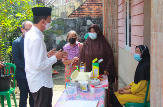 Wali kota Palembang Harnojoyo saat mengunjungi masyarakat Kota Palembang yang menjalani isoman, Kamis (5/8).