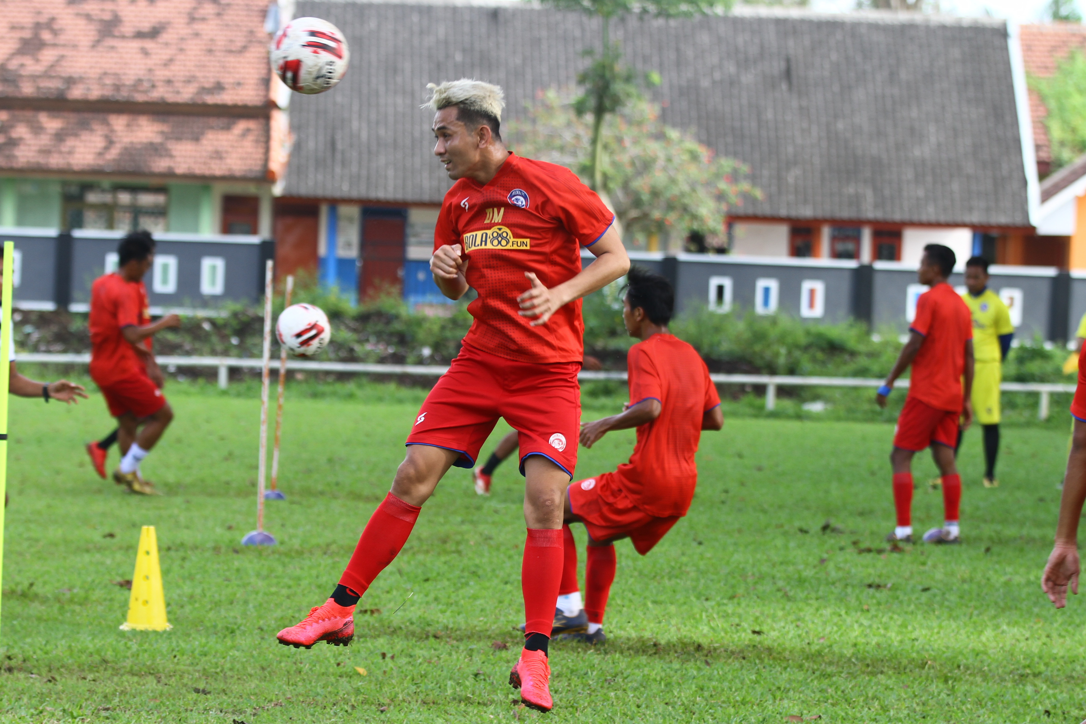 Pesepak bola tim Arema FC mengikuti latihan di Stadion Ketawang, Malang, Jawa Timur.