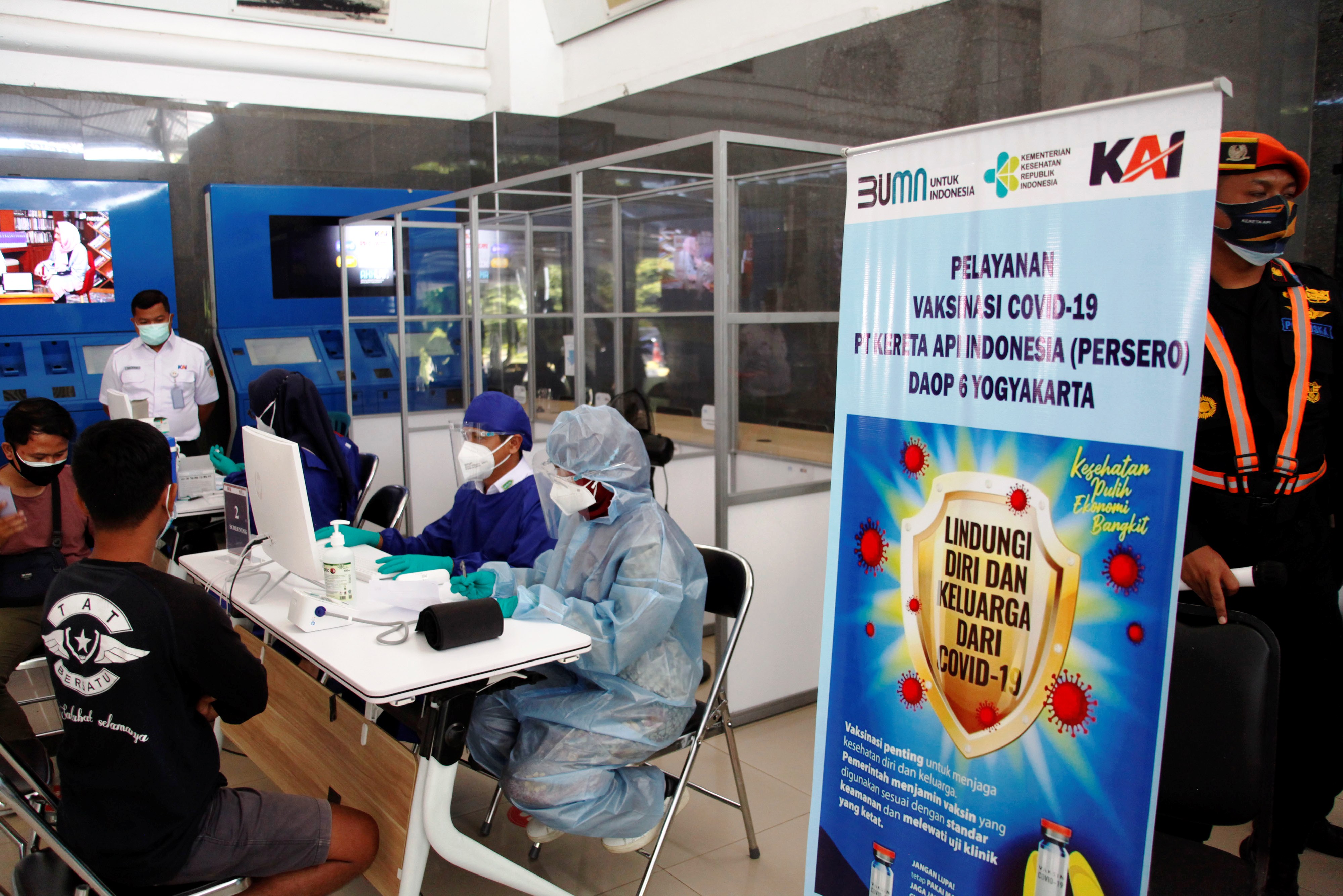 Calon penumpang kereta jarak jauh mengantre untuk mendapatkan vaksin COVID-19 di Stasiun Balapan Solo, Jawa Tengah, Selasa (6/7/2021). 