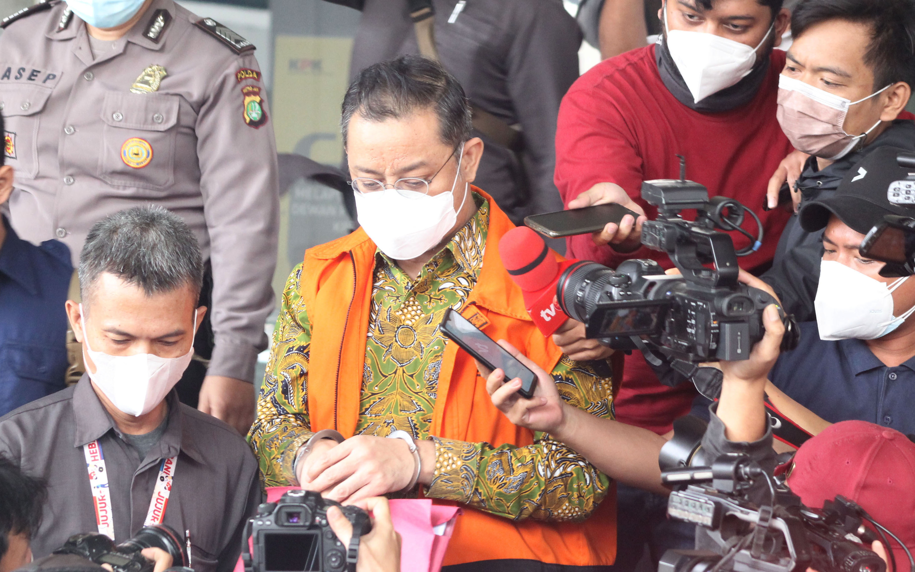 Terdakwa Mantan Menteri Sosial Juliari Batubara, setelah menjalani sidang Vonis secara Virtual di Gedung ACLC KPK, Jakarta