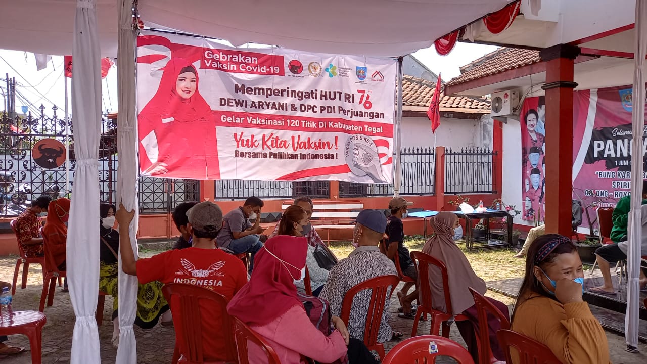 Suasana vaksinasi covid-19 dalam rangkaian memperingati HUT RI ke-76 di kantor DPC PDI Perjuangan Kabupaten Tegal, Jawa Tengah.