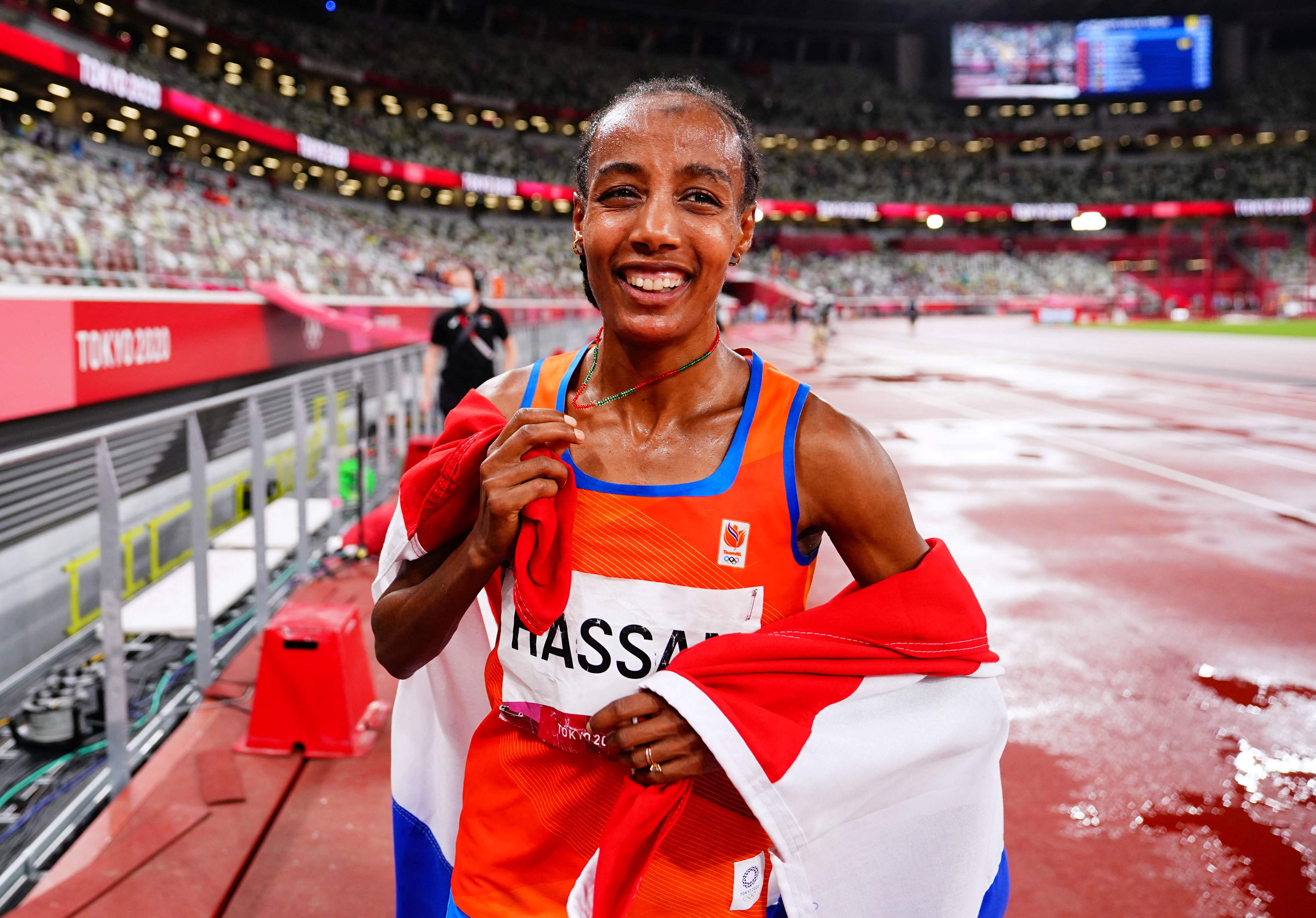 Pelari Belanda Sifan Hassan usai menjadi juara nomor lari 5.000 meter di Olimpiade Tokyo 2020.