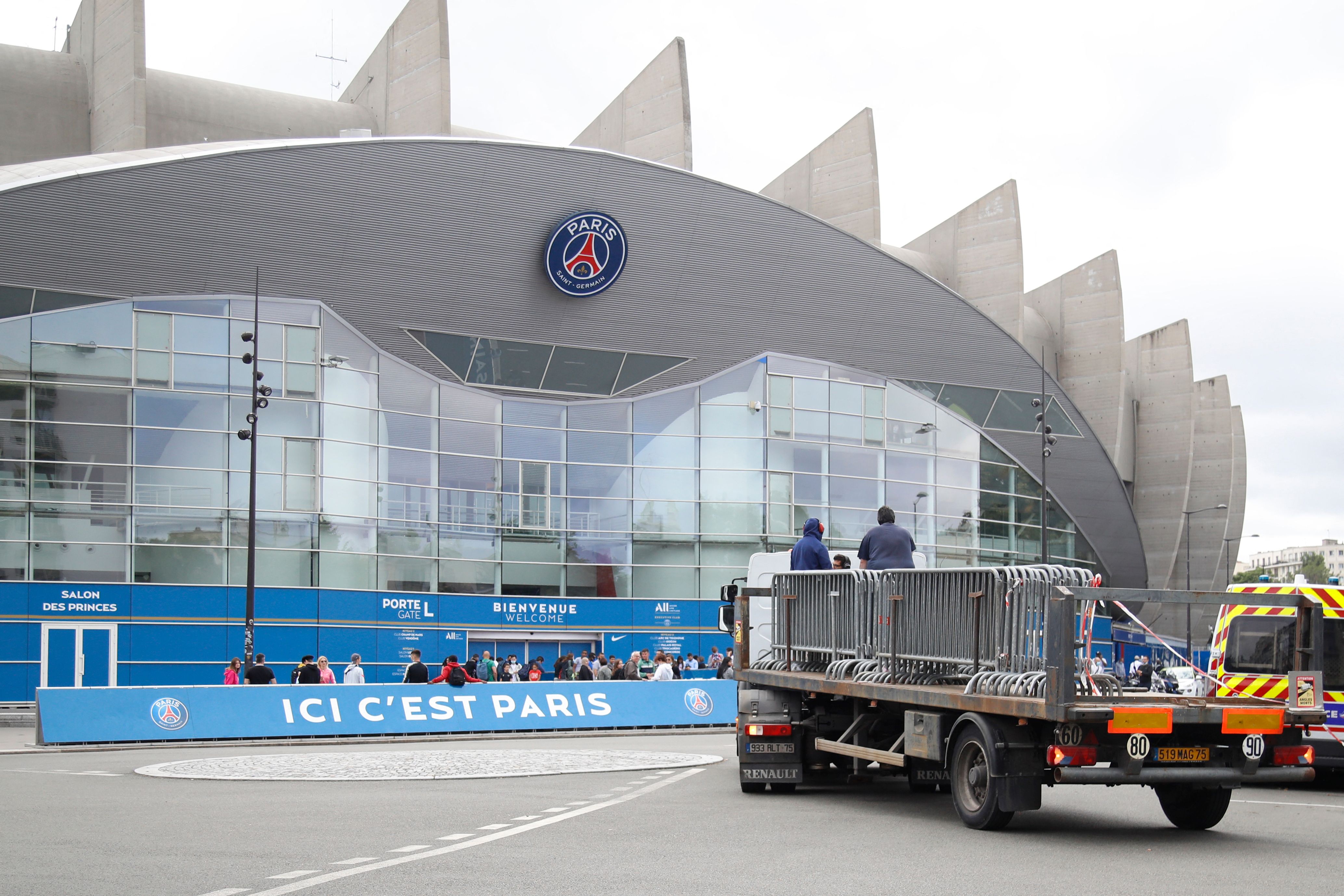 Petugas membawa pagar pembatas untuk suporter di stadion Parc des Princess, Kandang Paris Saint Germain.