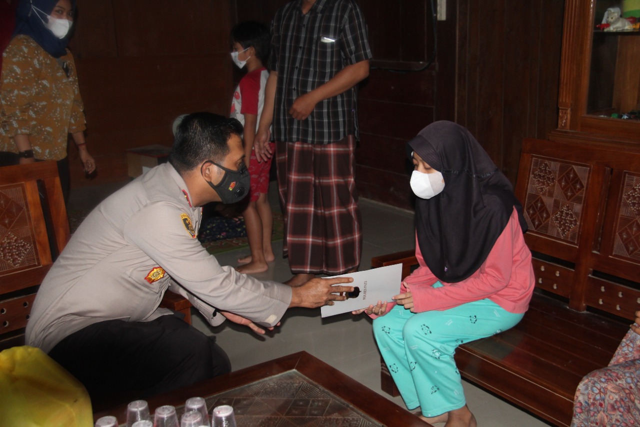 Kapolres Pati AKB ChristianTobing saat mengunjungi Nayla, anak yang jadi yatim piatu karena orangtuanya wafat akibat covid-19