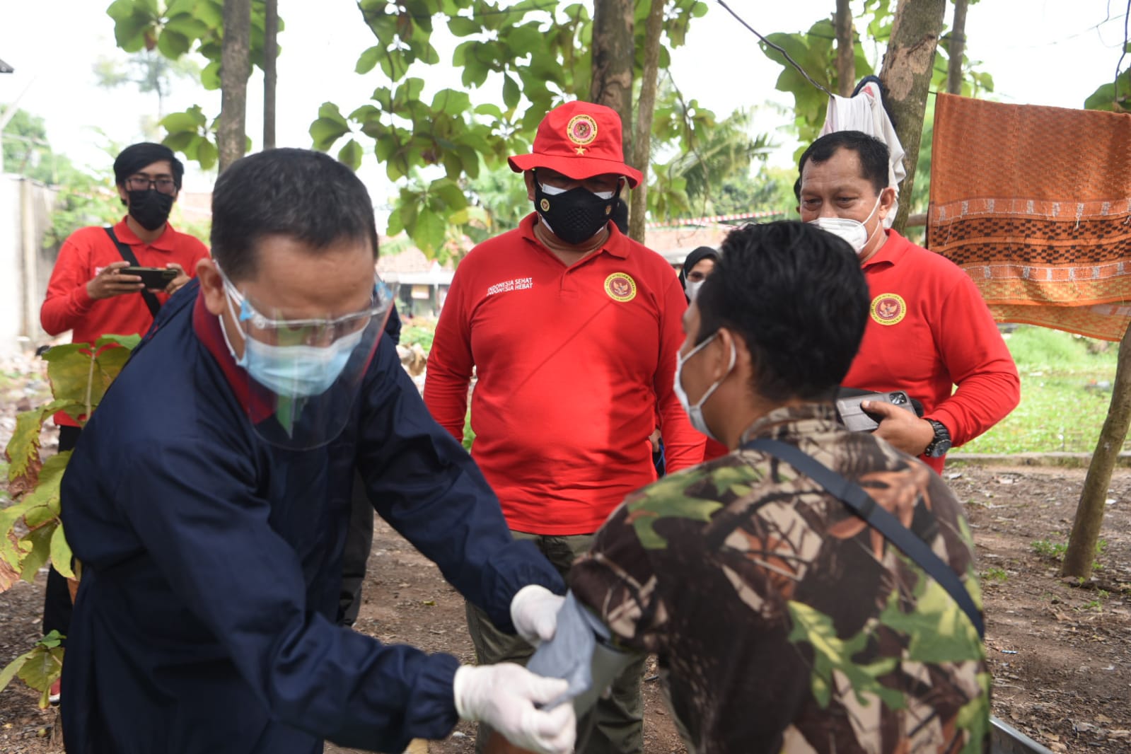 Kabinda Banten Brigjen TNI Cahyono Cahya Angkasa meninjau langsung penyelenggaraan vaksinasi door to door, di Kota Serang, Banten, Minggu (1