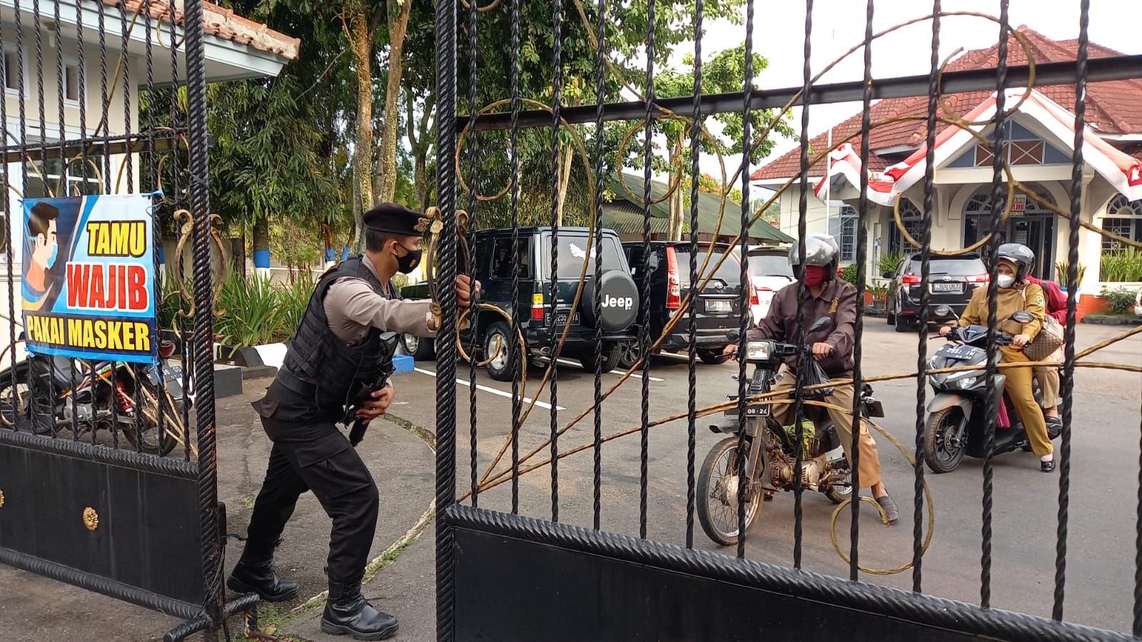 Kantor Dinas PUPR Kabupaten Banjarnegara, Jawa Tengah dijaga ketat aparat kepolisian setelah digeledah KPK, Senin (9/8/2021).