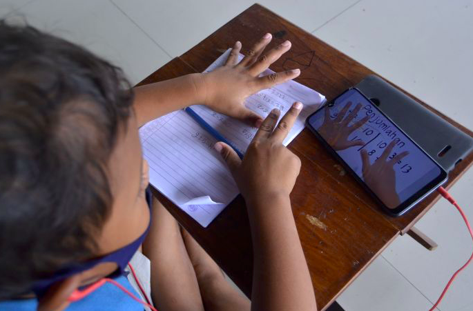 Seorang siswa belajar daring di Balai Banjar Petangan Gede, Desa Ubung Kaja, Denpasar, Bali, Senin (20/7/2020). 