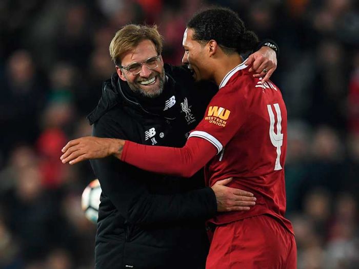 Pelatih Liverpool Juergen Klopp (kiri) dan Virgil van Dijk
