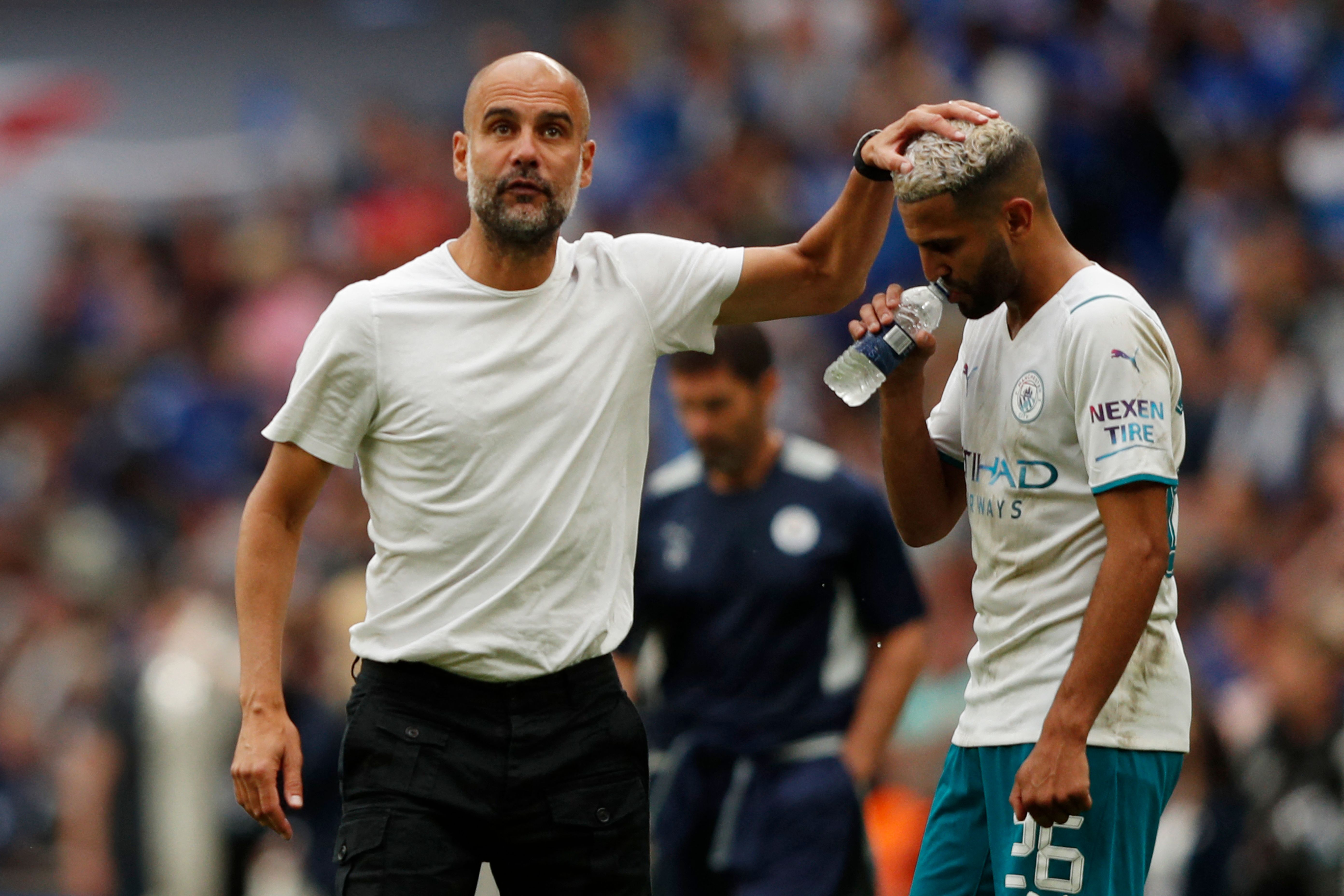 Pelatih Man City Pep Guardiola (kiri)
