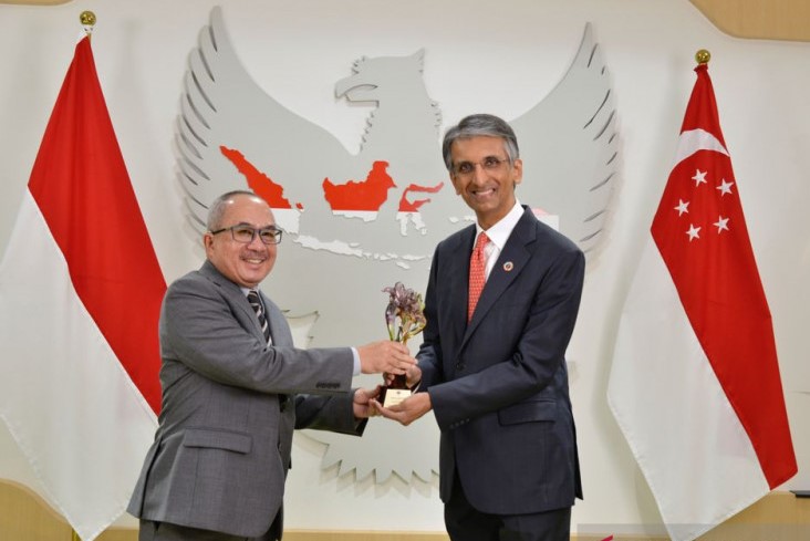 Dubes Indonesia untuk Singapura Suryopratomo menyerahkan Adinata Award kepada Executive Director Temasek International Dilhan Pillay