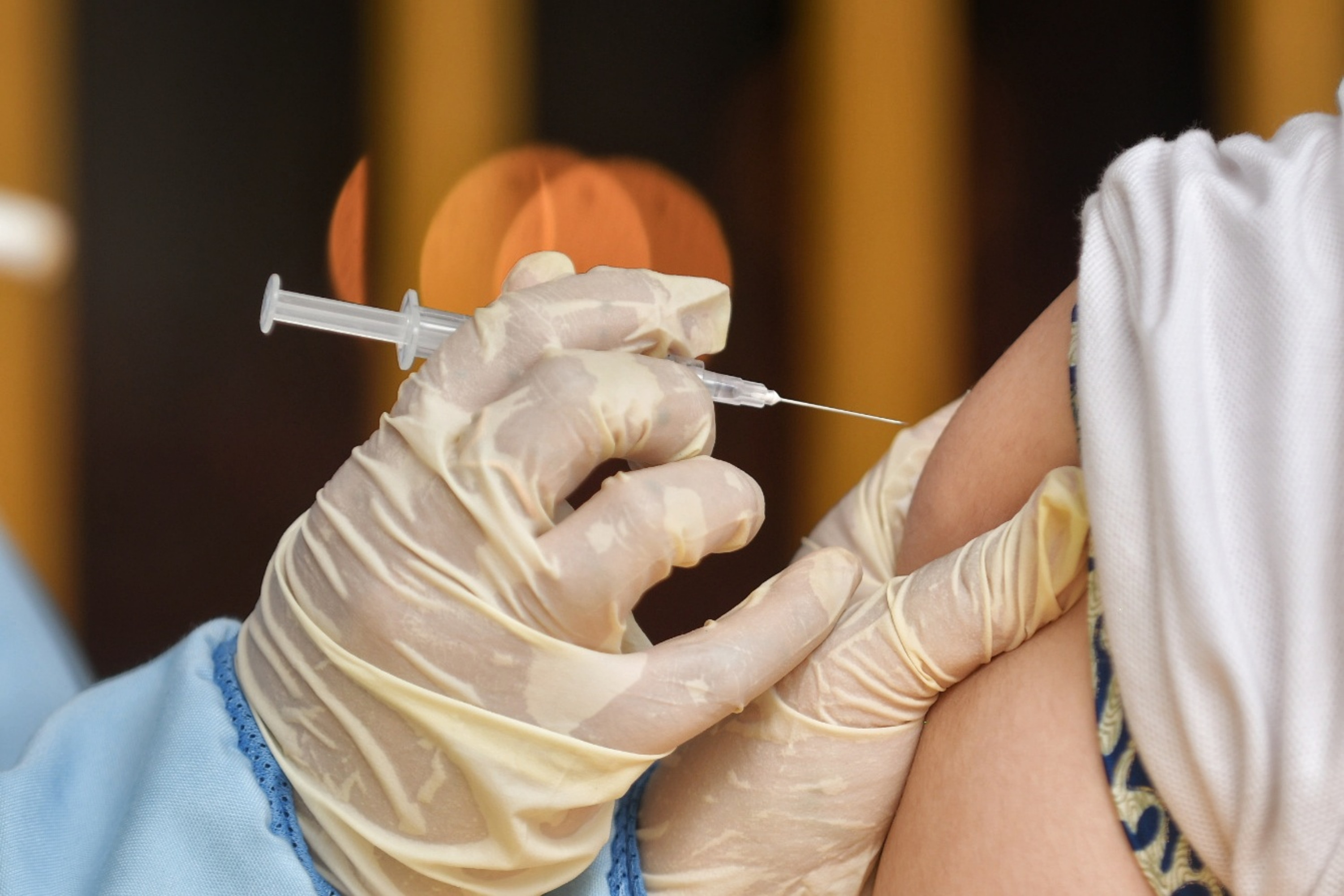 Petugas kesehatan menyuntikan vaksin Covid-19 Astra Zeneca pada warga di Vihara Avalokhitesvara Mangga Besar, Jakarta, Minggu (29/8/2021)