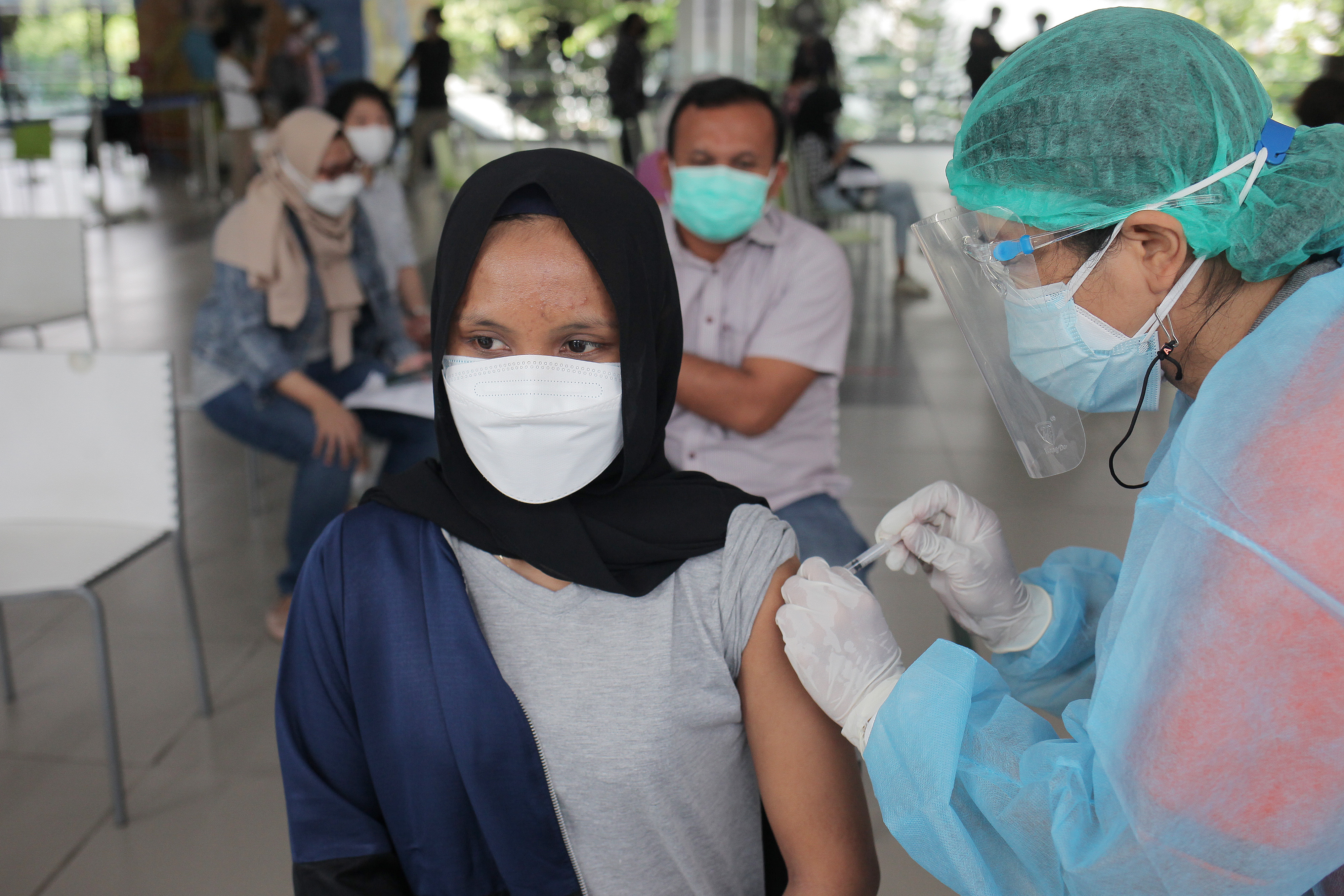 Petugas kesehatan menyuntikkan vaksin covid-19 kepada warga di Stasiun MRT ASEAN, Jakarta.