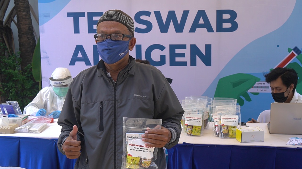 Seorang warga seusai tes antigen diberikan vitamin di SPBU Pedurungan, Semarang, Selasa (17/8)