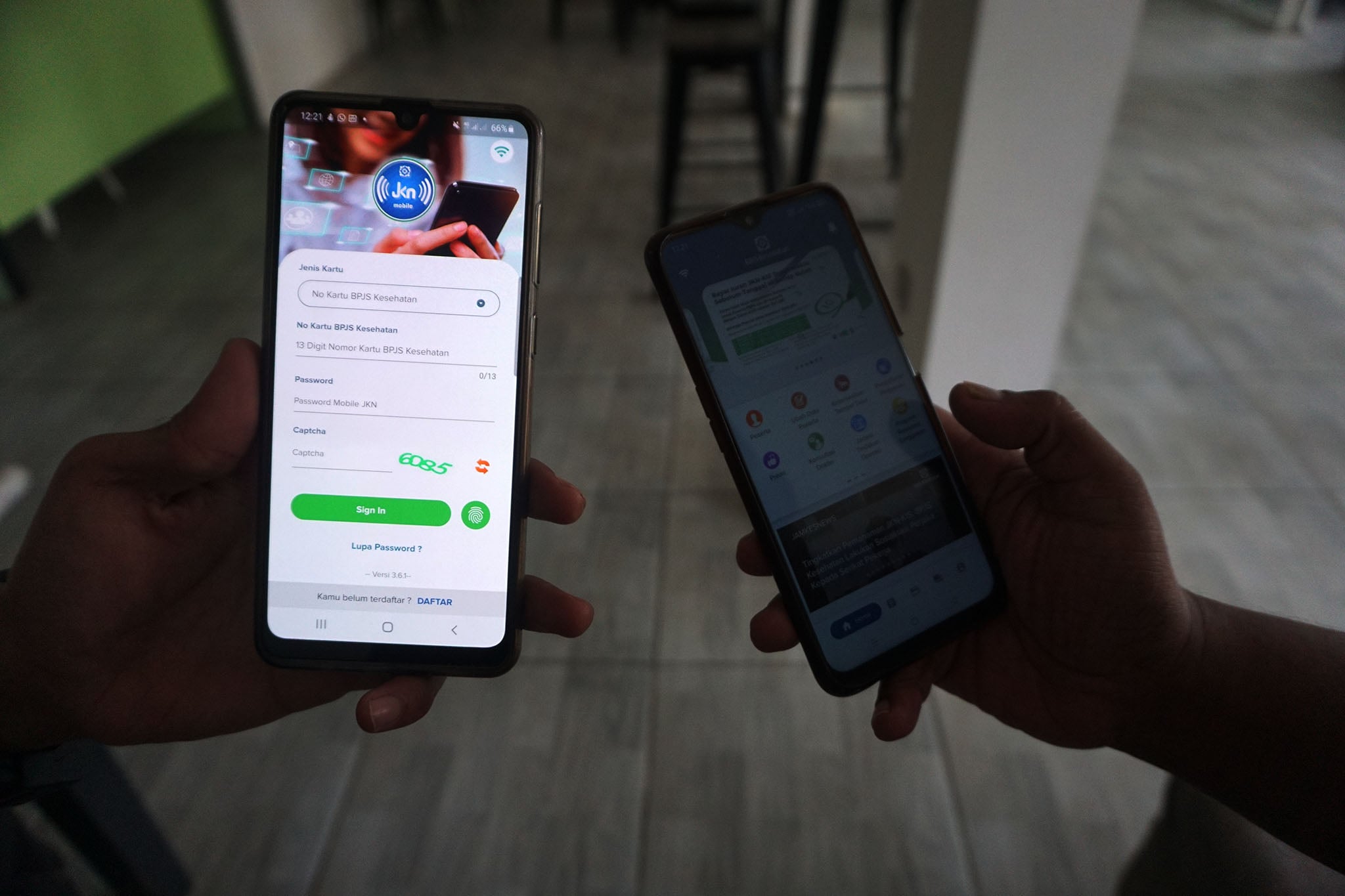  Seorang kader BJPS Kesehatan memberitahu kepada warga mengenai tata cara penggunaan aplikasi Mobile JKN.