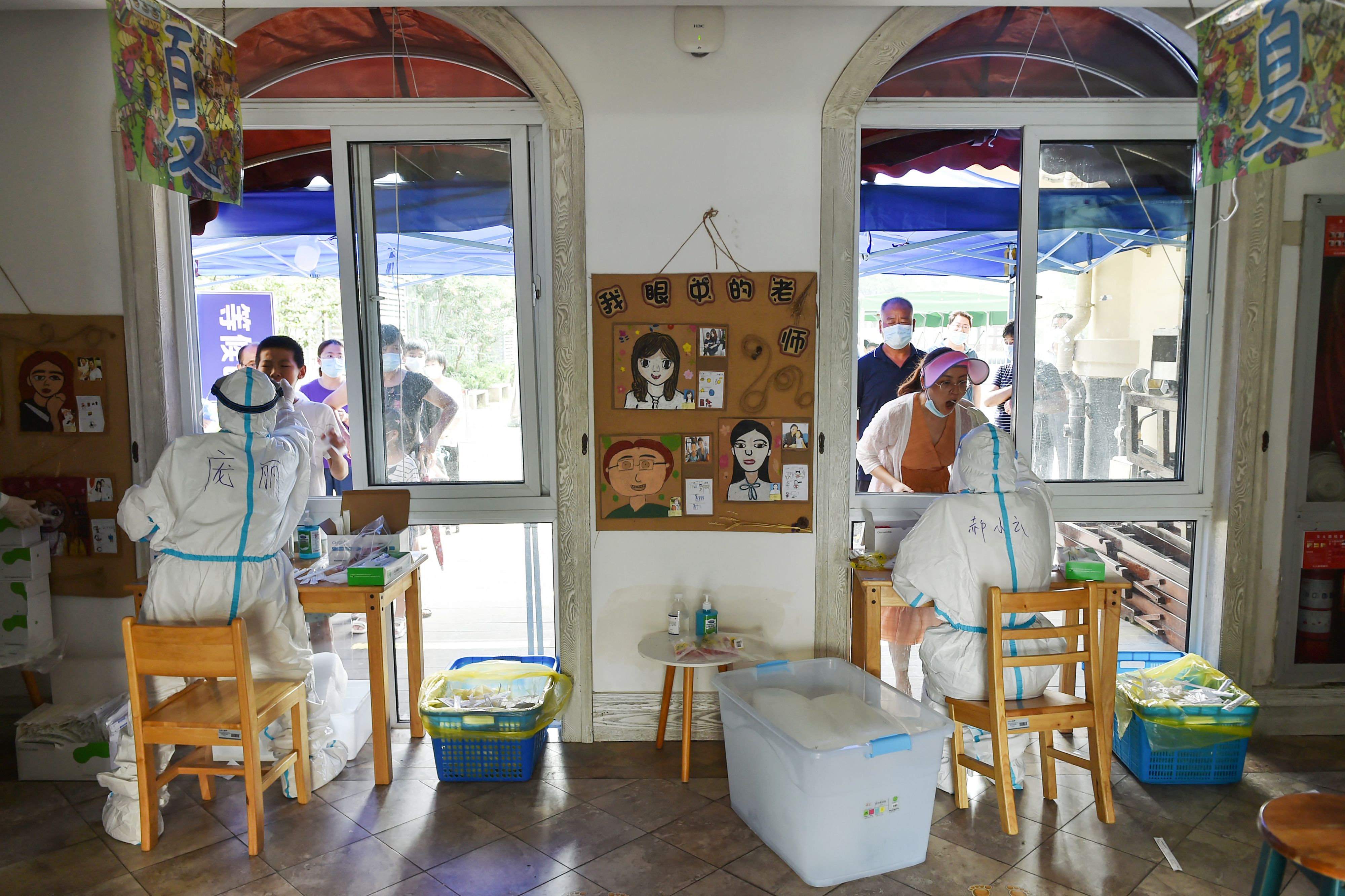 Warga Nanjing, Tiongkok menjalani pemeriksaan PCR.